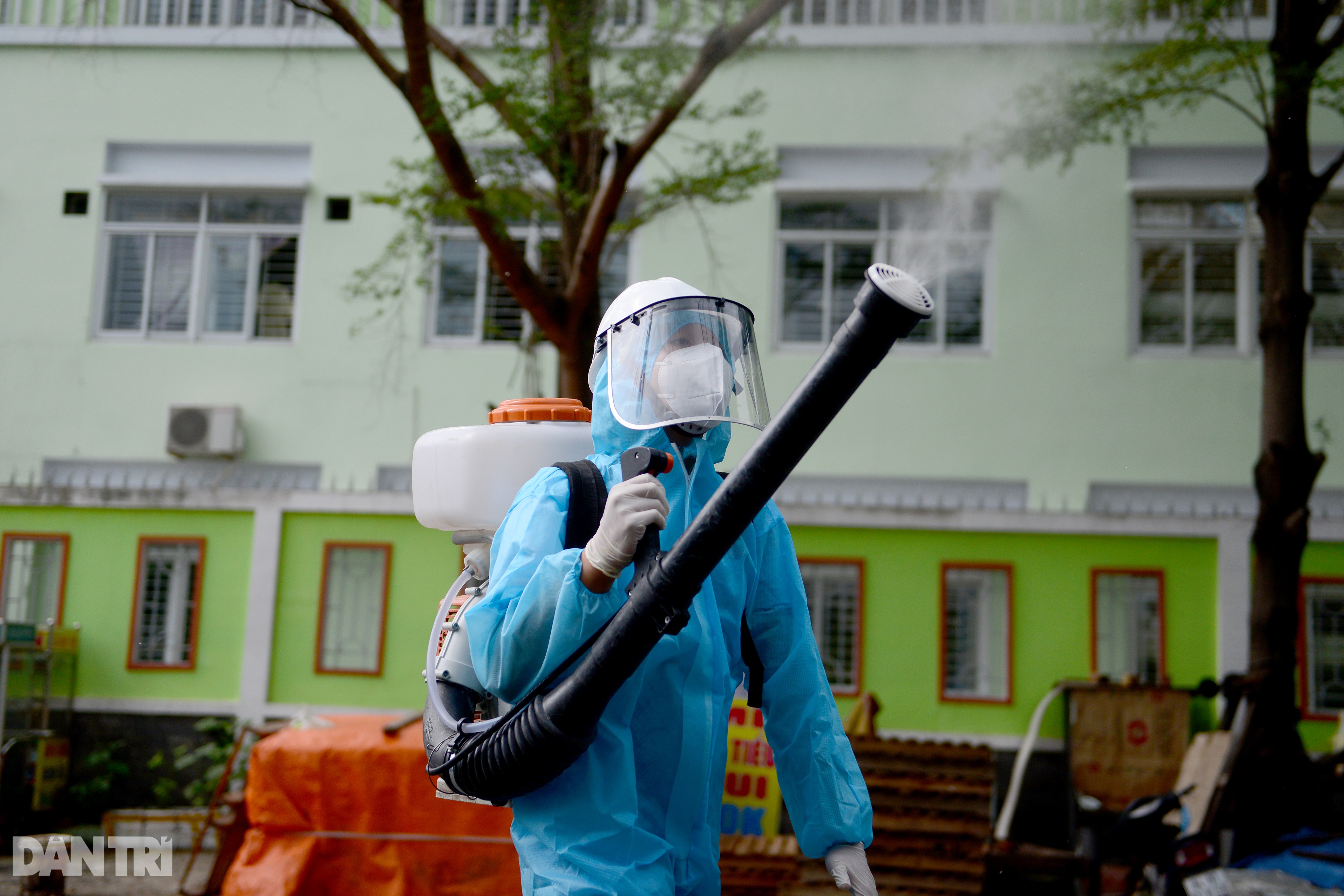 Thiếu niên 15 tuổi tình nguyện tham gia đội khử khuẩn đường phố ở Sài Gòn - 3