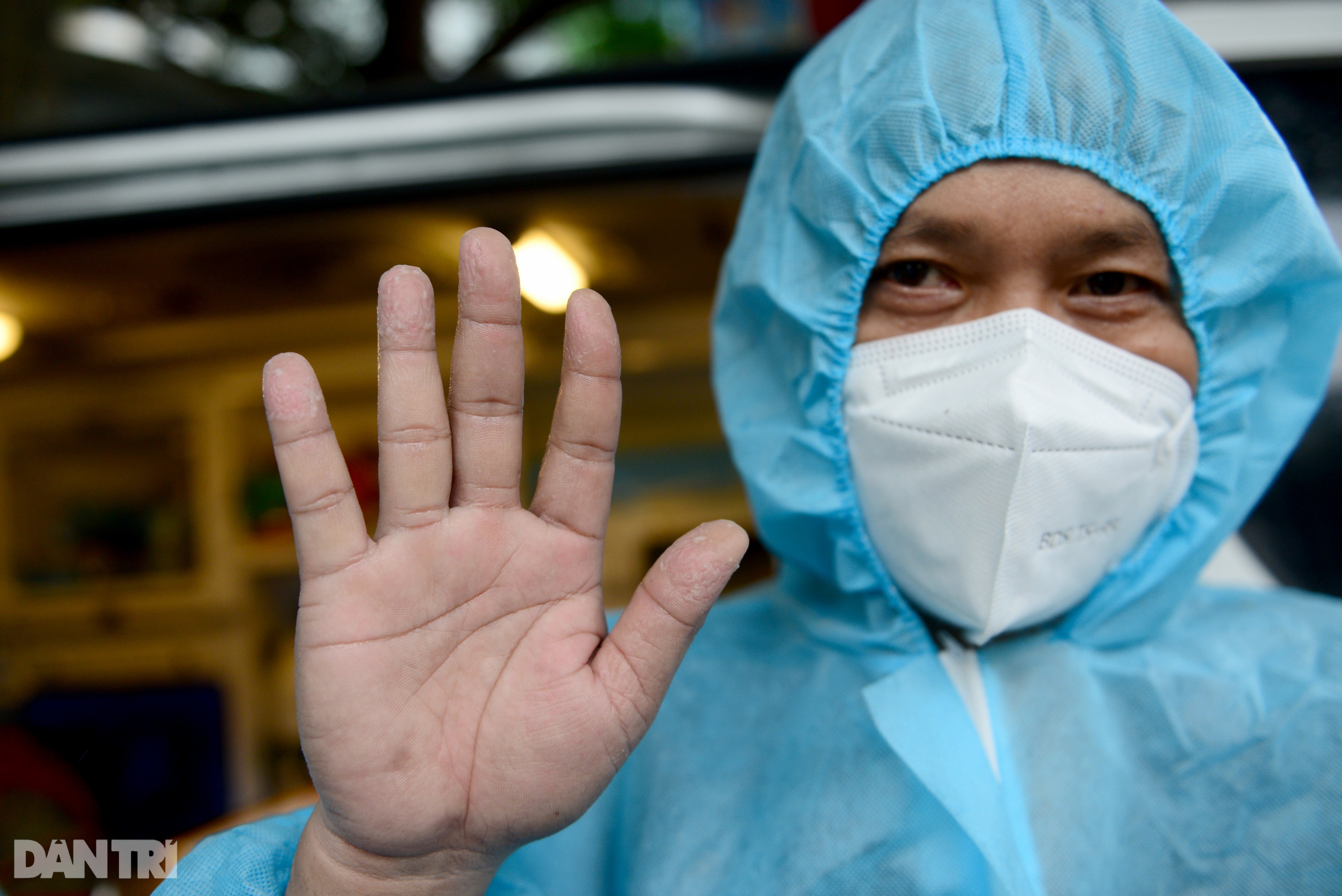 Thiếu niên 15 tuổi tình nguyện tham gia đội khử khuẩn đường phố ở Sài Gòn - 22