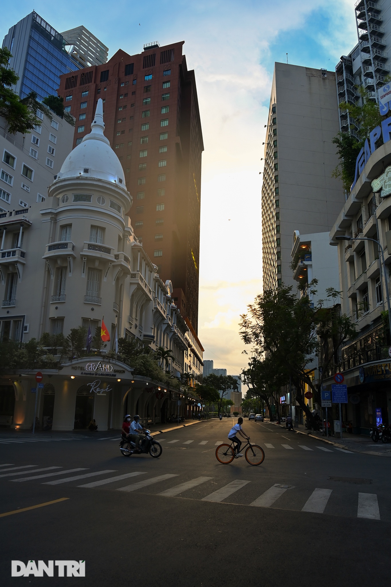 Hình ảnh Sài Gòn vắng vẻ chưa từng thấy sau gần một tháng giãn cách xã hội - 31