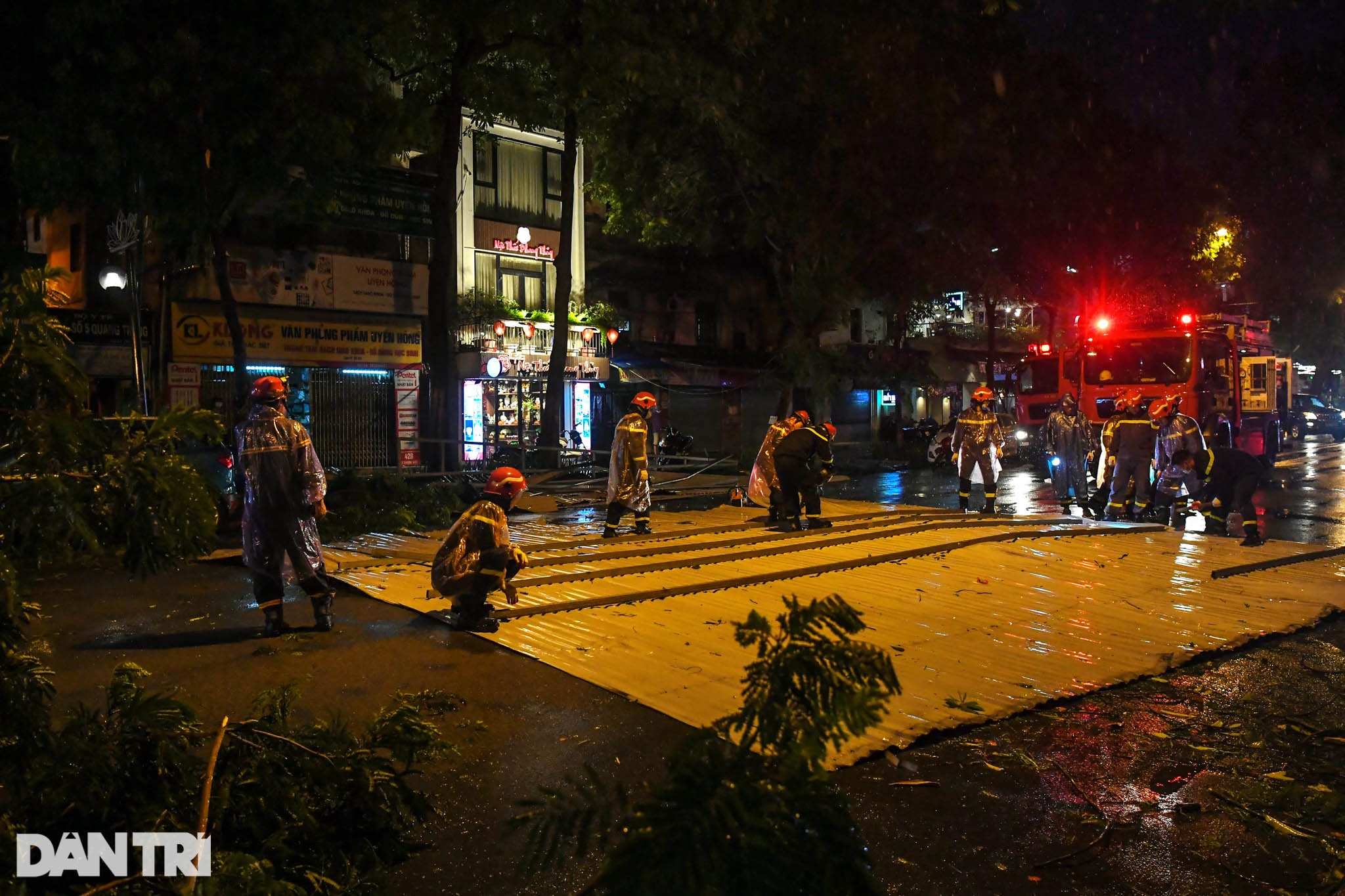 Giông lớn tại Hà Nội hất tung mái tôn 200 m2 trên phố, thiệt hại nhiều ôtô - 1