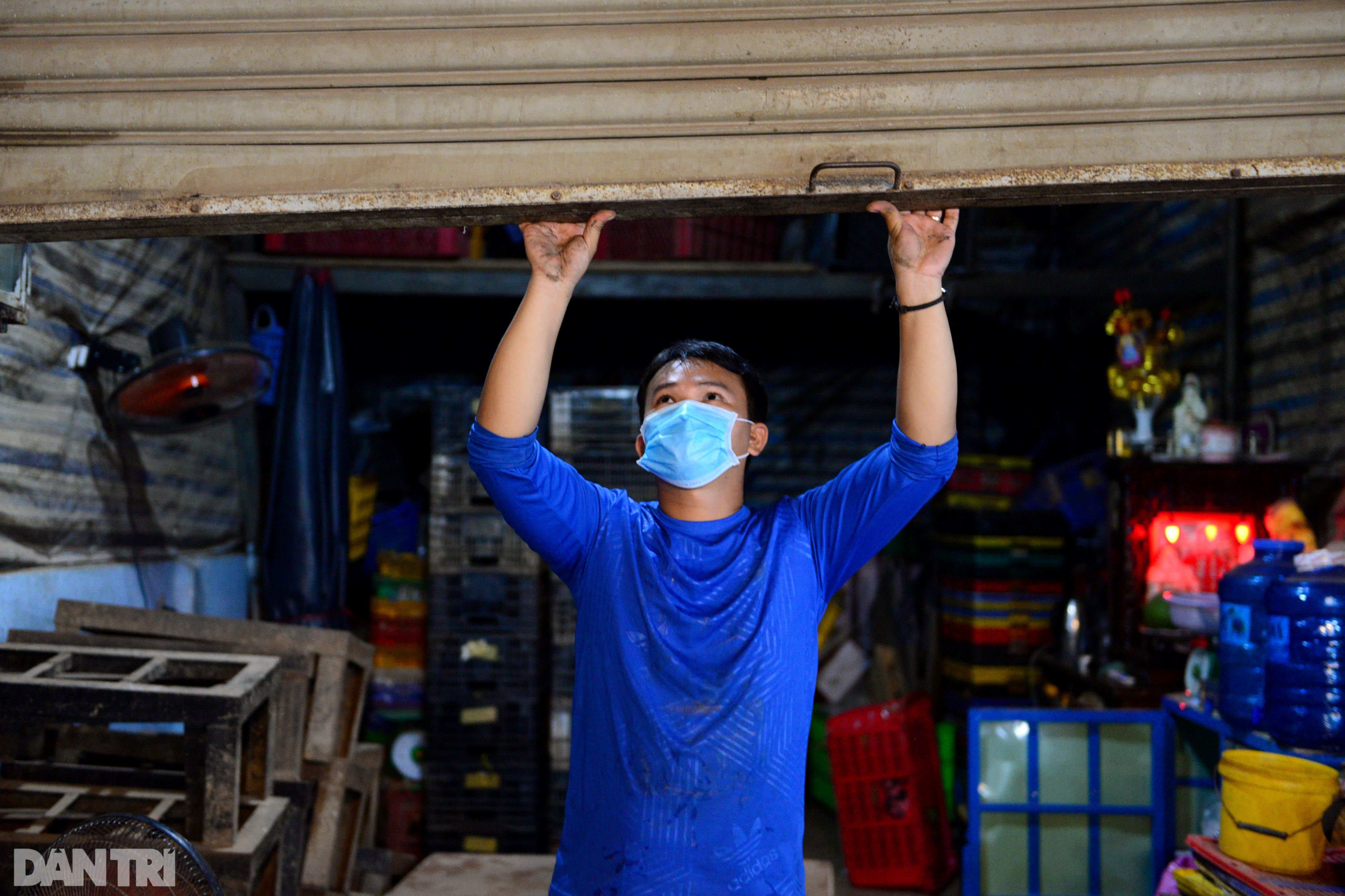 Tiểu thương kẹt hàng chục tấn rau củ khi chợ Hóc Môn bất ngờ đóng cửa - 13