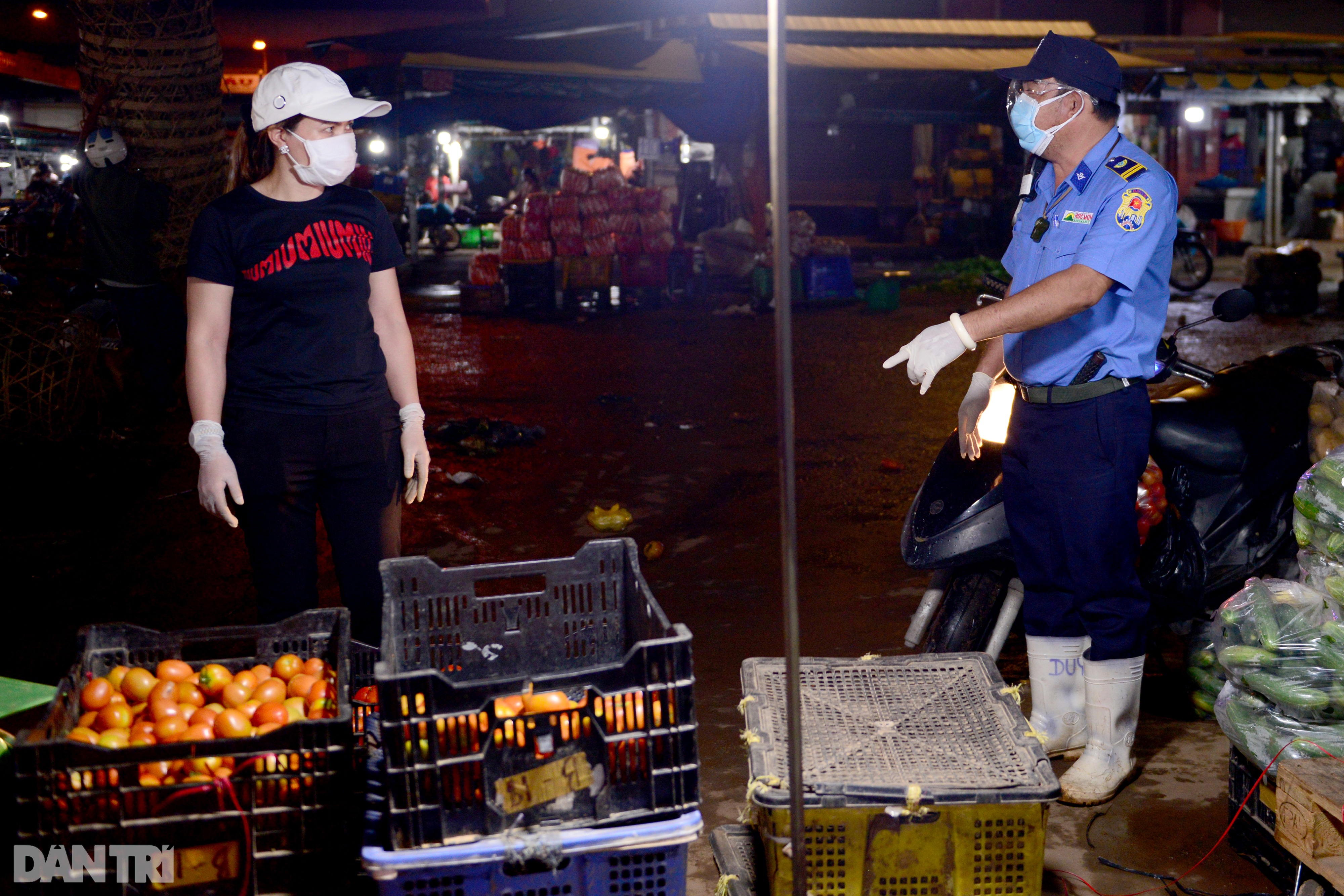 Tiểu thương kẹt hàng chục tấn rau củ khi chợ Hóc Môn bất ngờ đóng cửa - 9