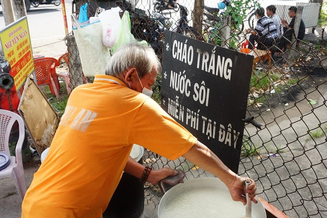 Người đàn ông Cần Thơ chạy xe ôm nấu cháo miễn phí cho mọi người - 1