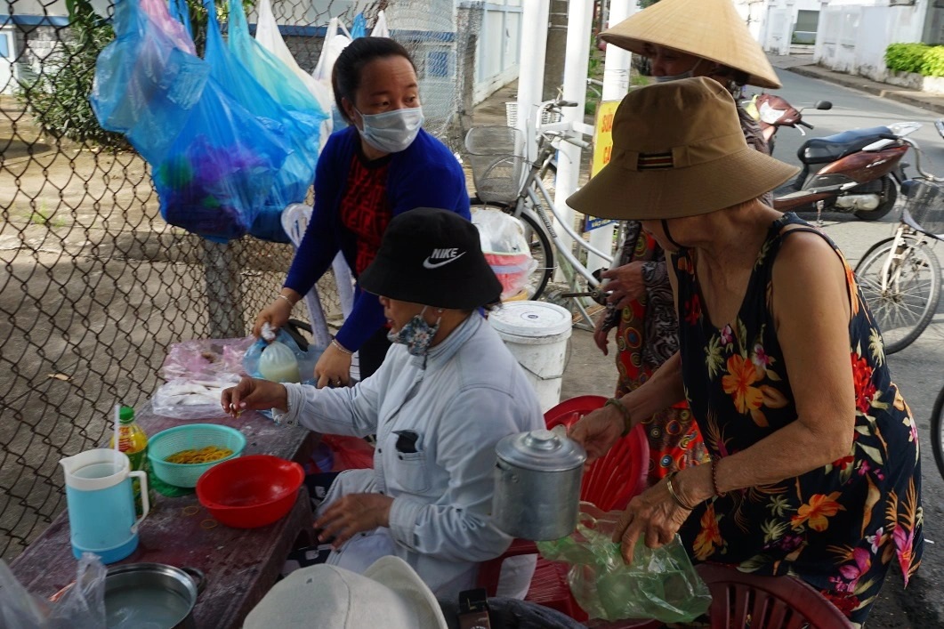 Người đàn ông Cần Thơ chạy xe ôm nấu cháo miễn phí cho mọi người - 2