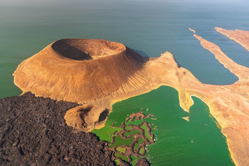 Central islands. Кратер Набийотум, Кения.. Озеро Туркана Кения.