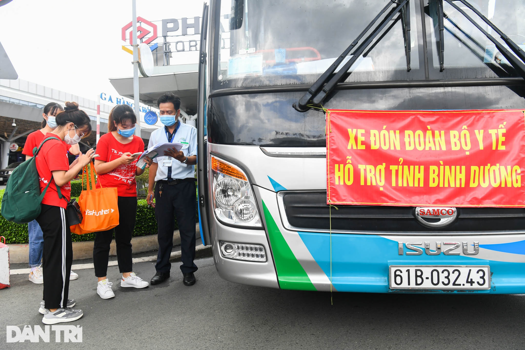 Chuyến bay đầu đời và quyết tâm chống dịch của sinh viên Đại học Y Hà Nội - 16