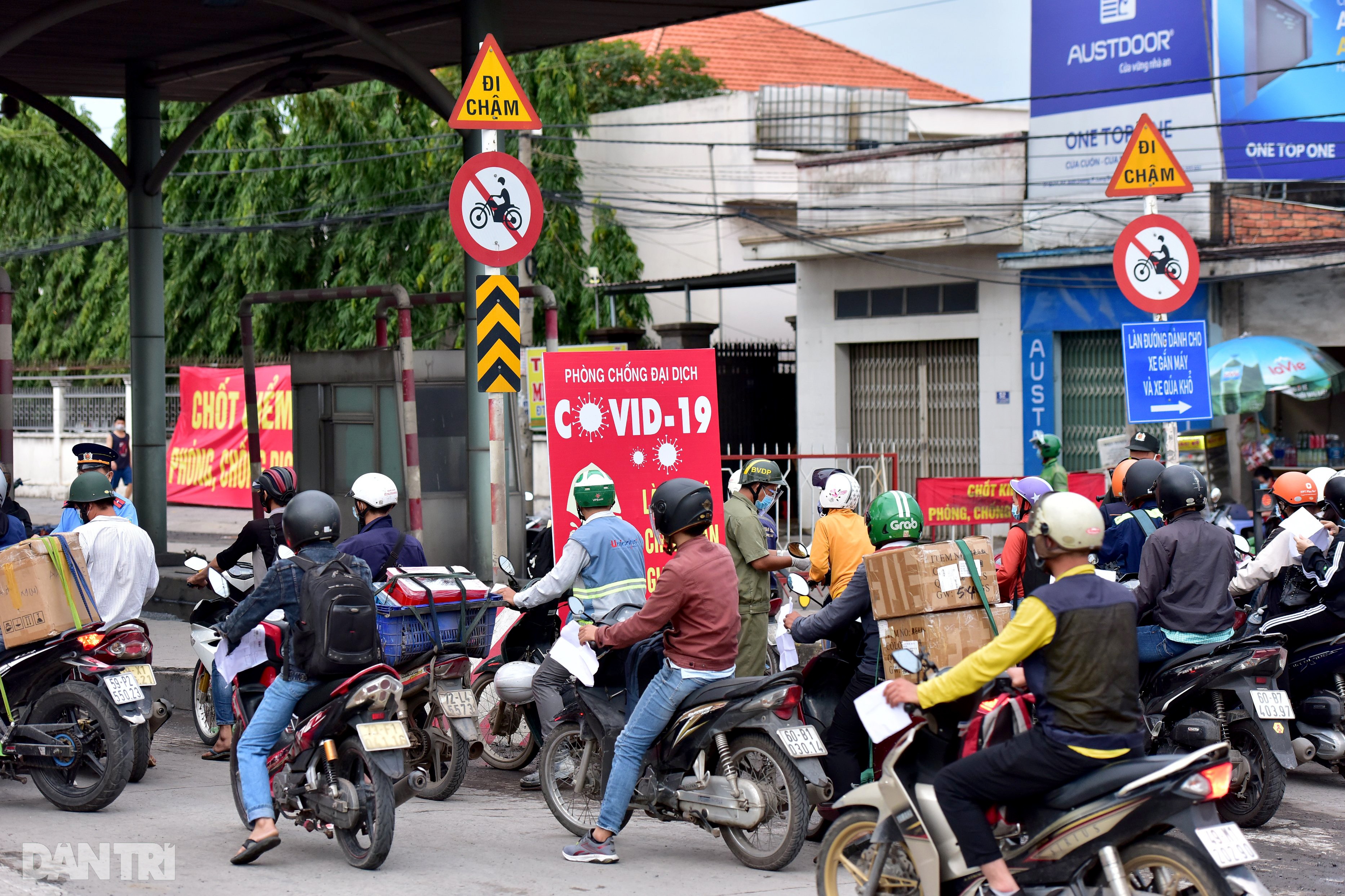 Người dân khăn gói hành lý ùn ùn rời Sài Gòn ngay trước giờ G - 2 Người dân khăn gói hành lý ùn ùn rời Sài Gòn ngay trước giờ G - 2