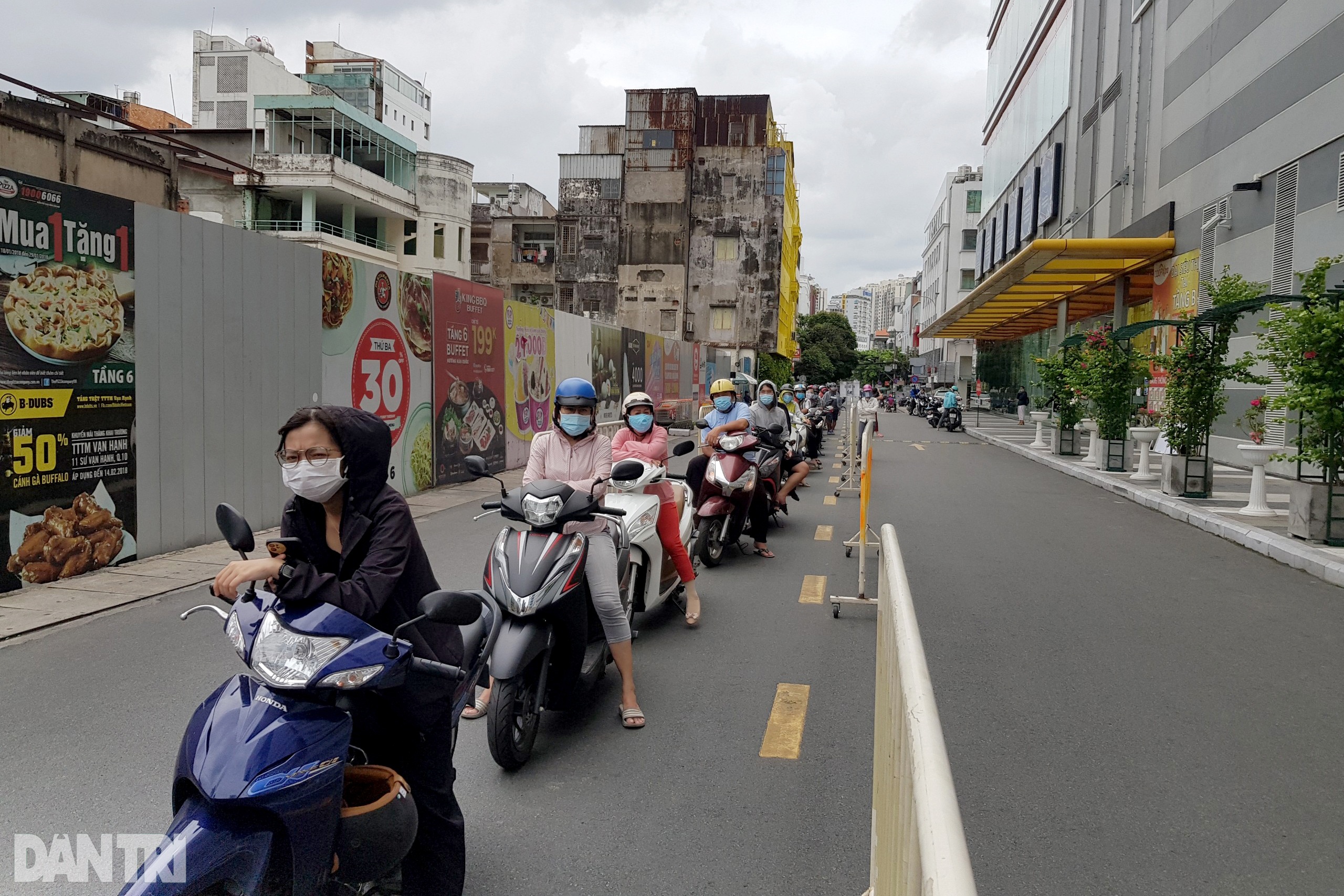 Xếp hàng dài hàng trăm mét vào siêu thị ở TPHCM, chờ cả tiếng để thanh toán - 2