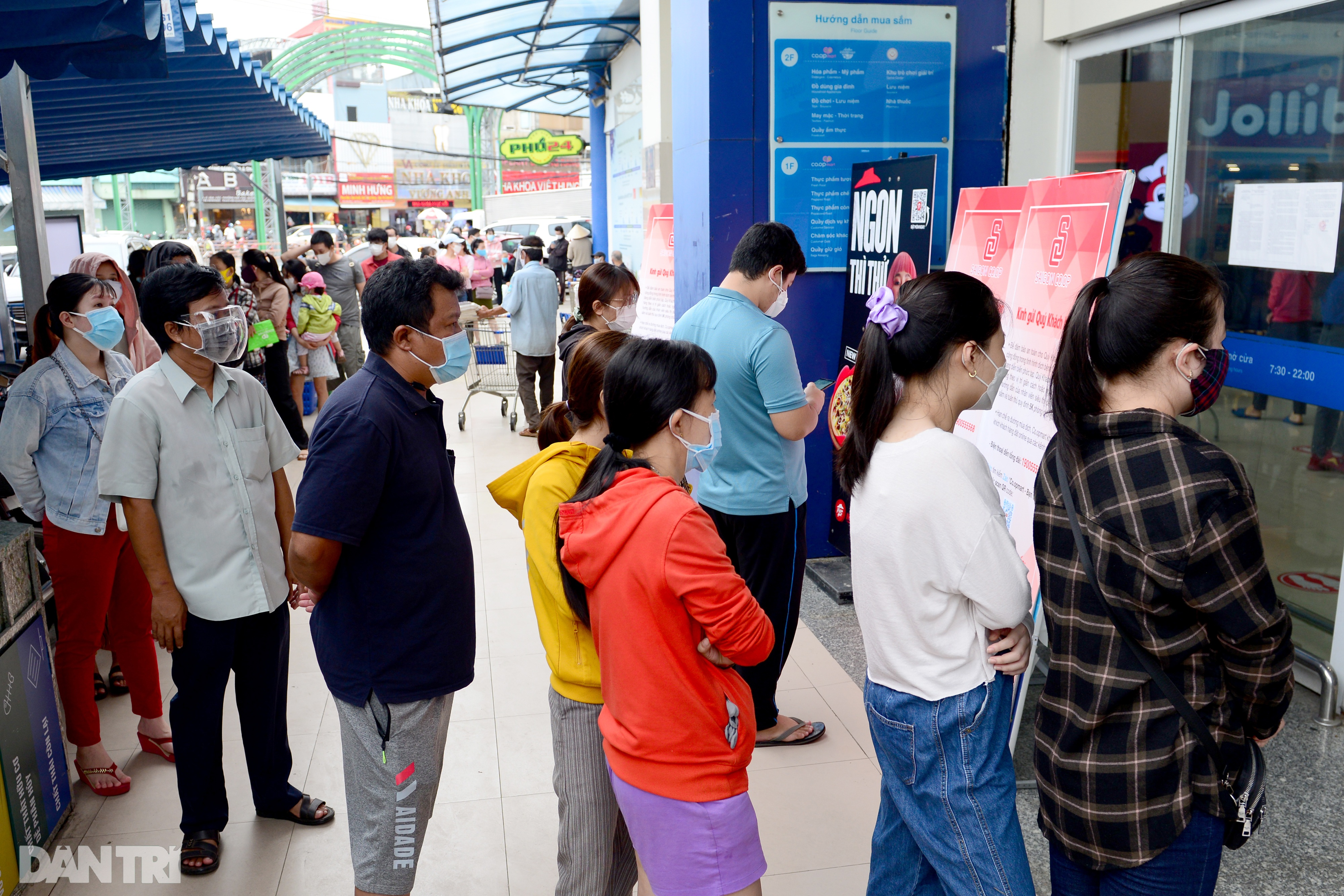 Xếp hàng dài hàng trăm mét vào siêu thị ở TPHCM, chờ cả tiếng để thanh toán - 1