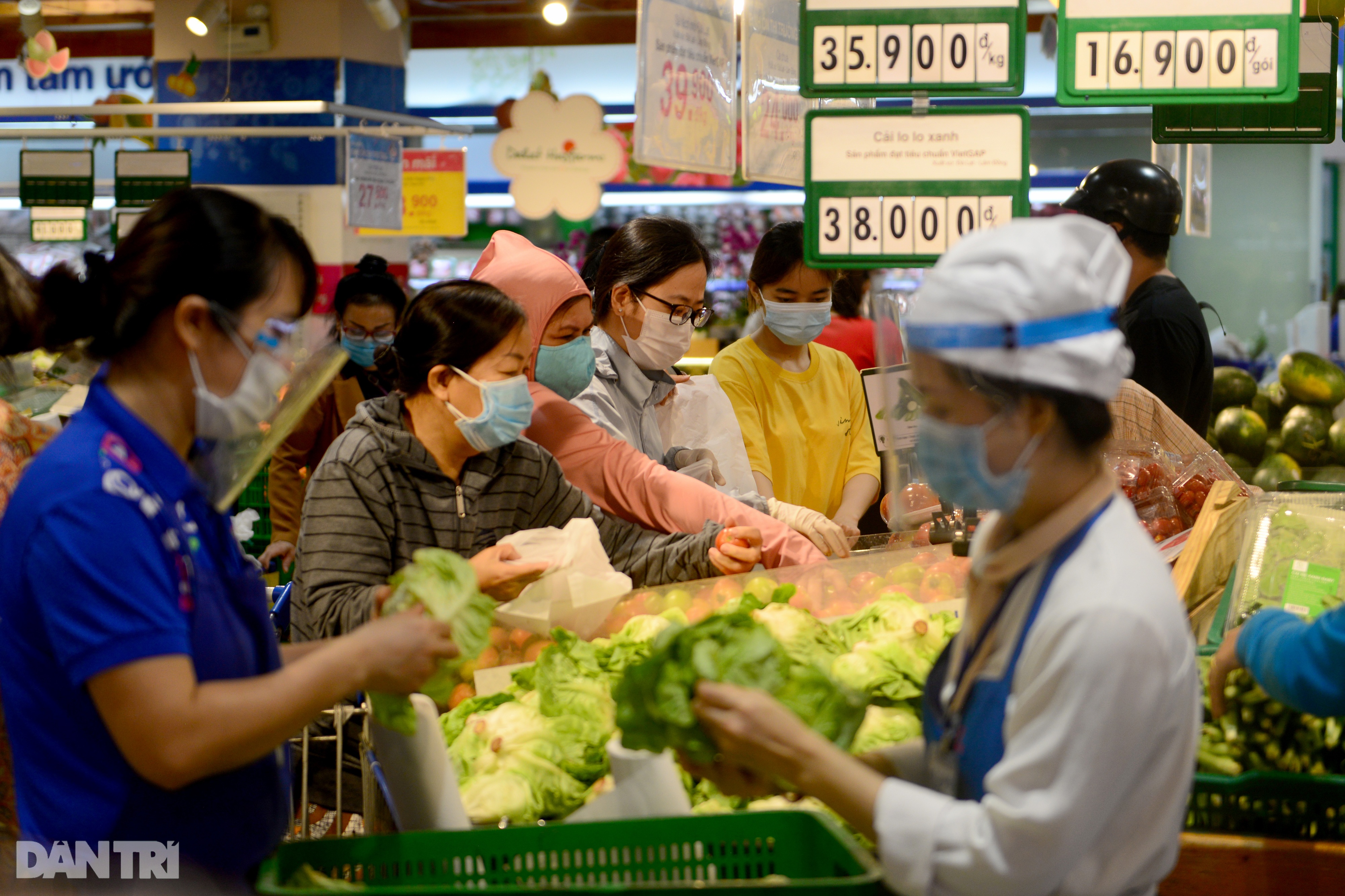 Xếp hàng dài hàng trăm mét vào siêu thị ở TPHCM, chờ cả tiếng để thanh toán - 8