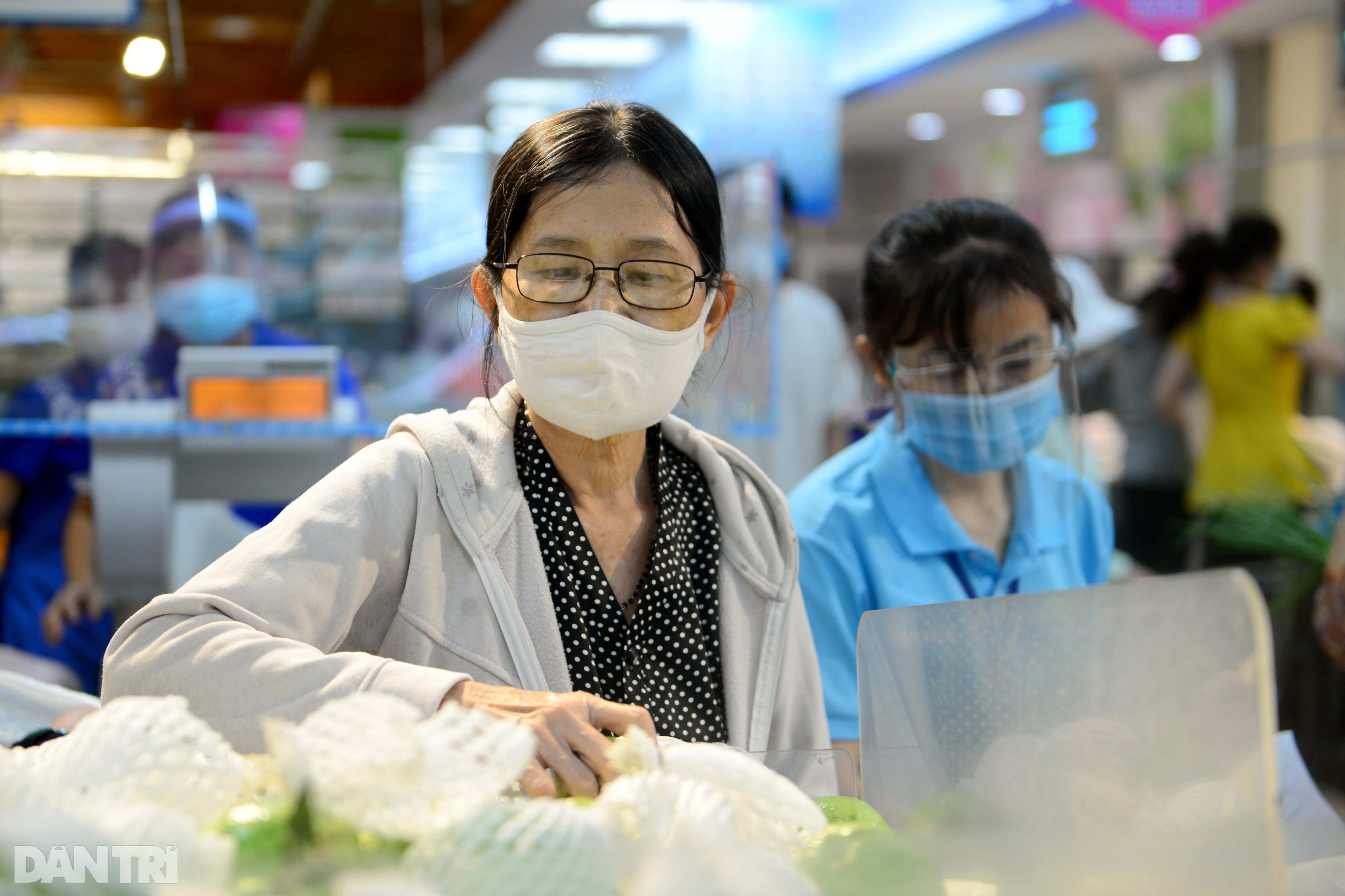 Xếp hàng dài hàng trăm mét vào siêu thị ở TPHCM, chờ cả tiếng để thanh toán - 9