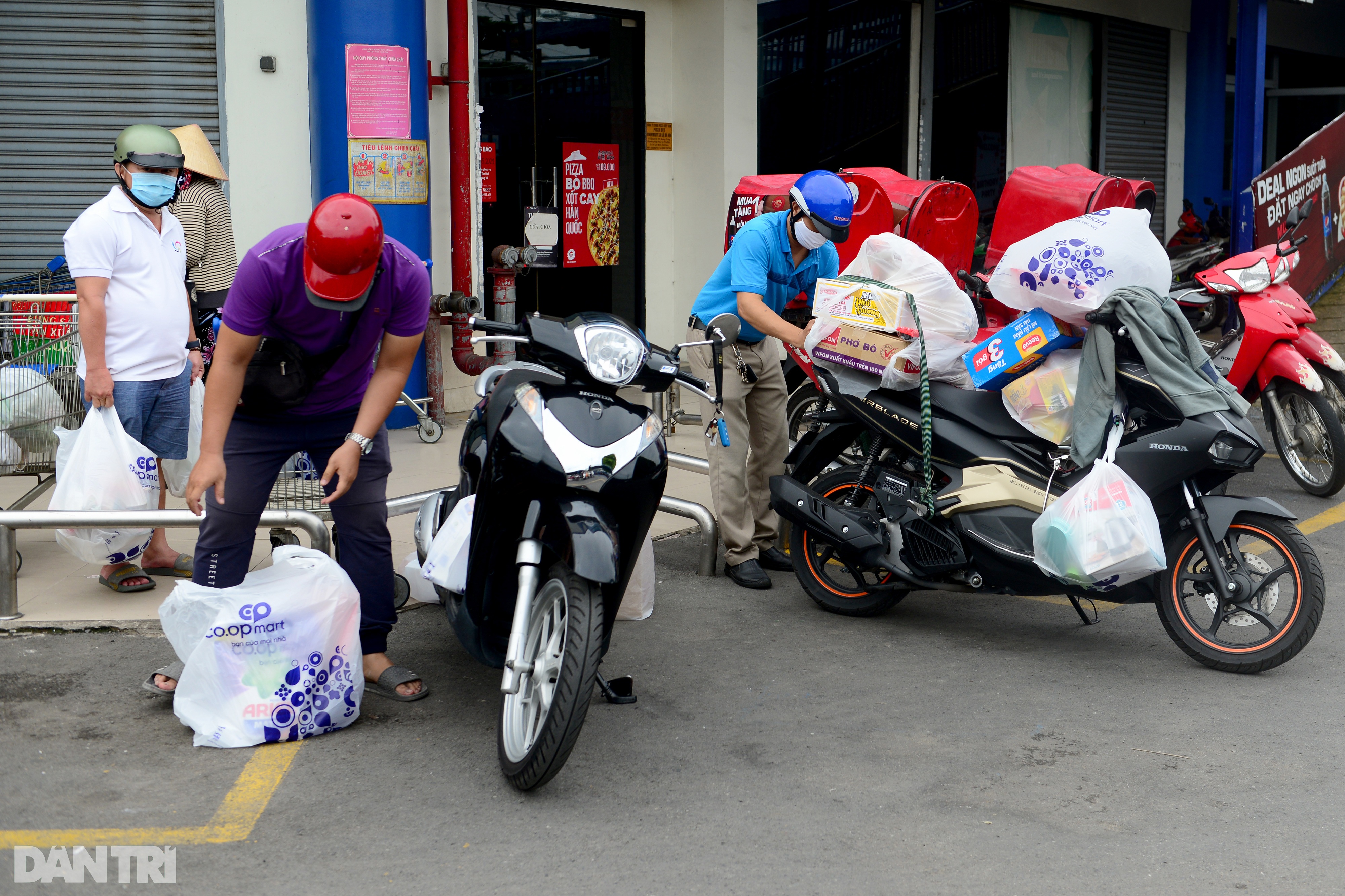 Xếp hàng dài hàng trăm mét vào siêu thị ở TPHCM, chờ cả tiếng để thanh toán - 14