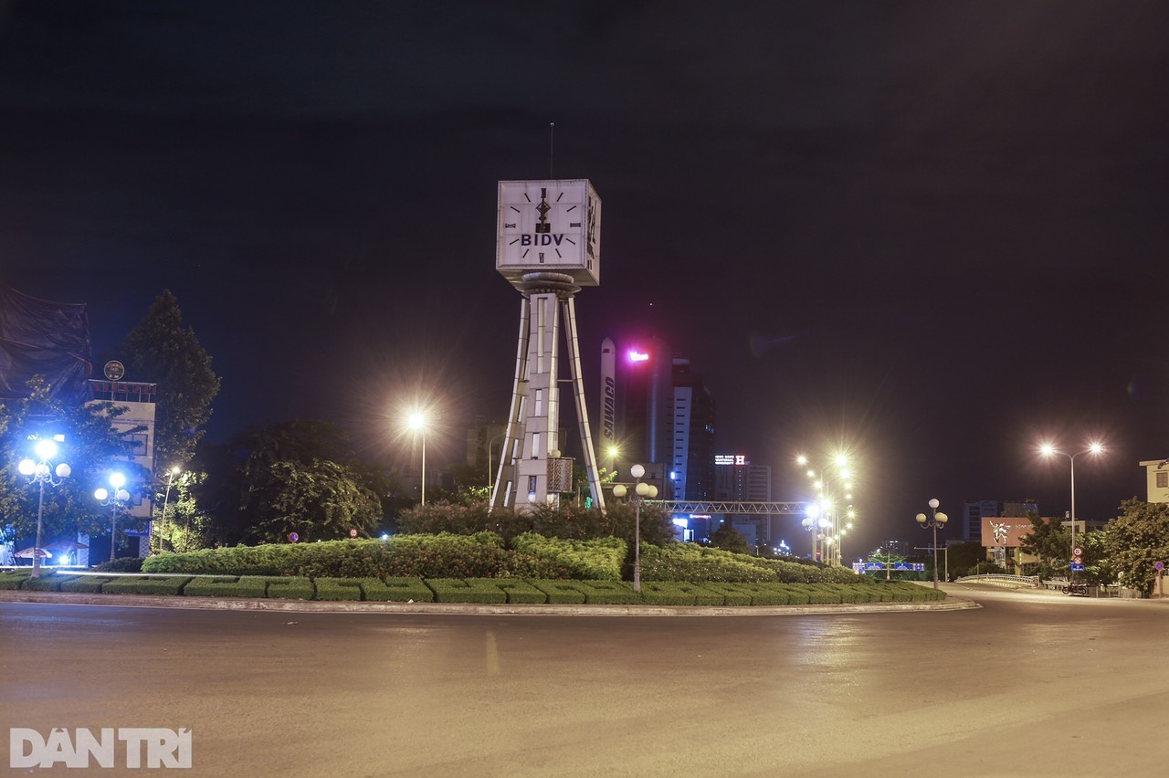 0h ngày 9/7: Trung tâm Sài Gòn vắng lặng, các cửa ngõ tắc dài chờ vào TP