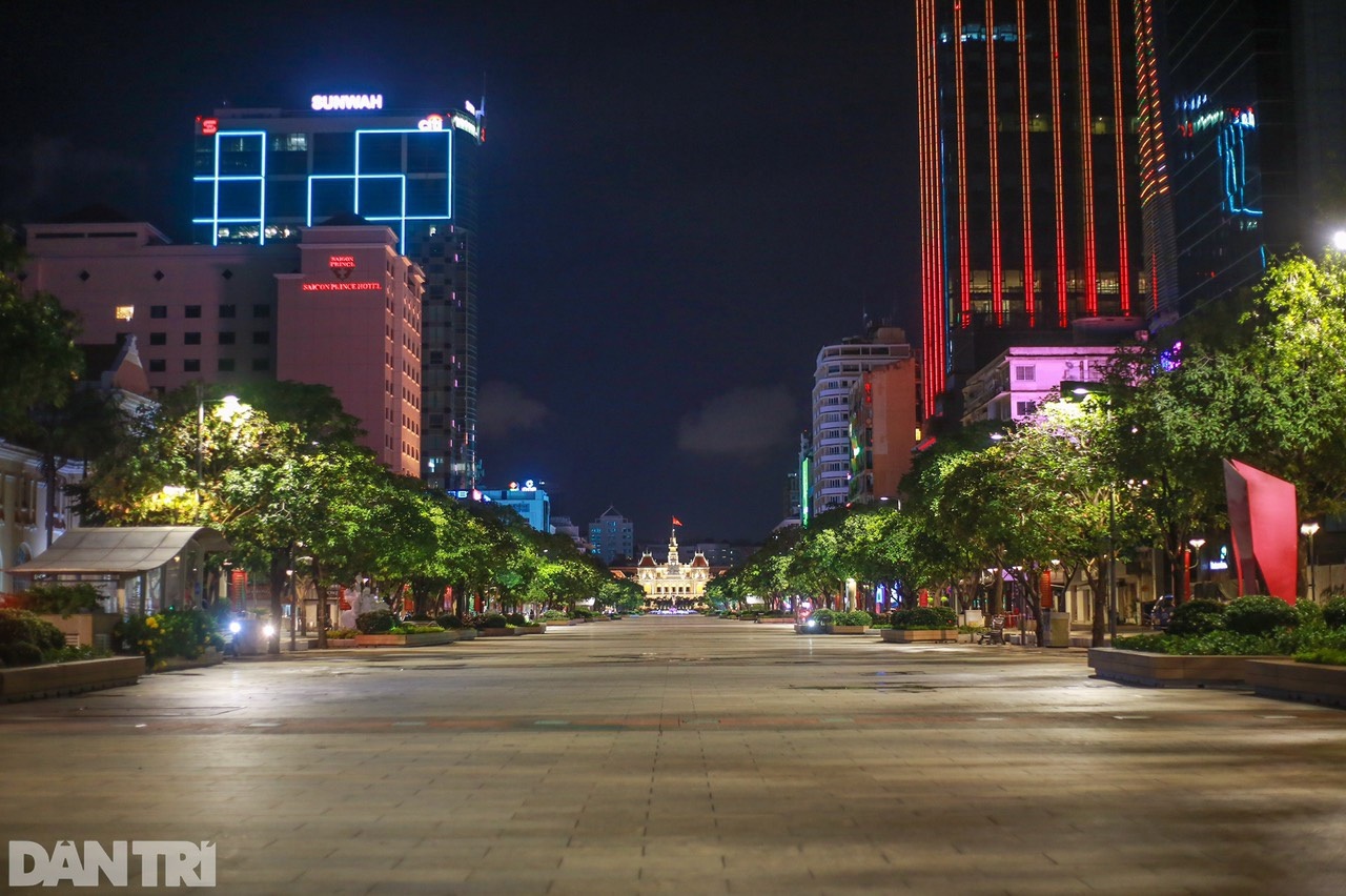 0h ngày 9/7: Trung tâm Sài Gòn vắng lặng, các cửa ngõ tắc dài chờ vào TP