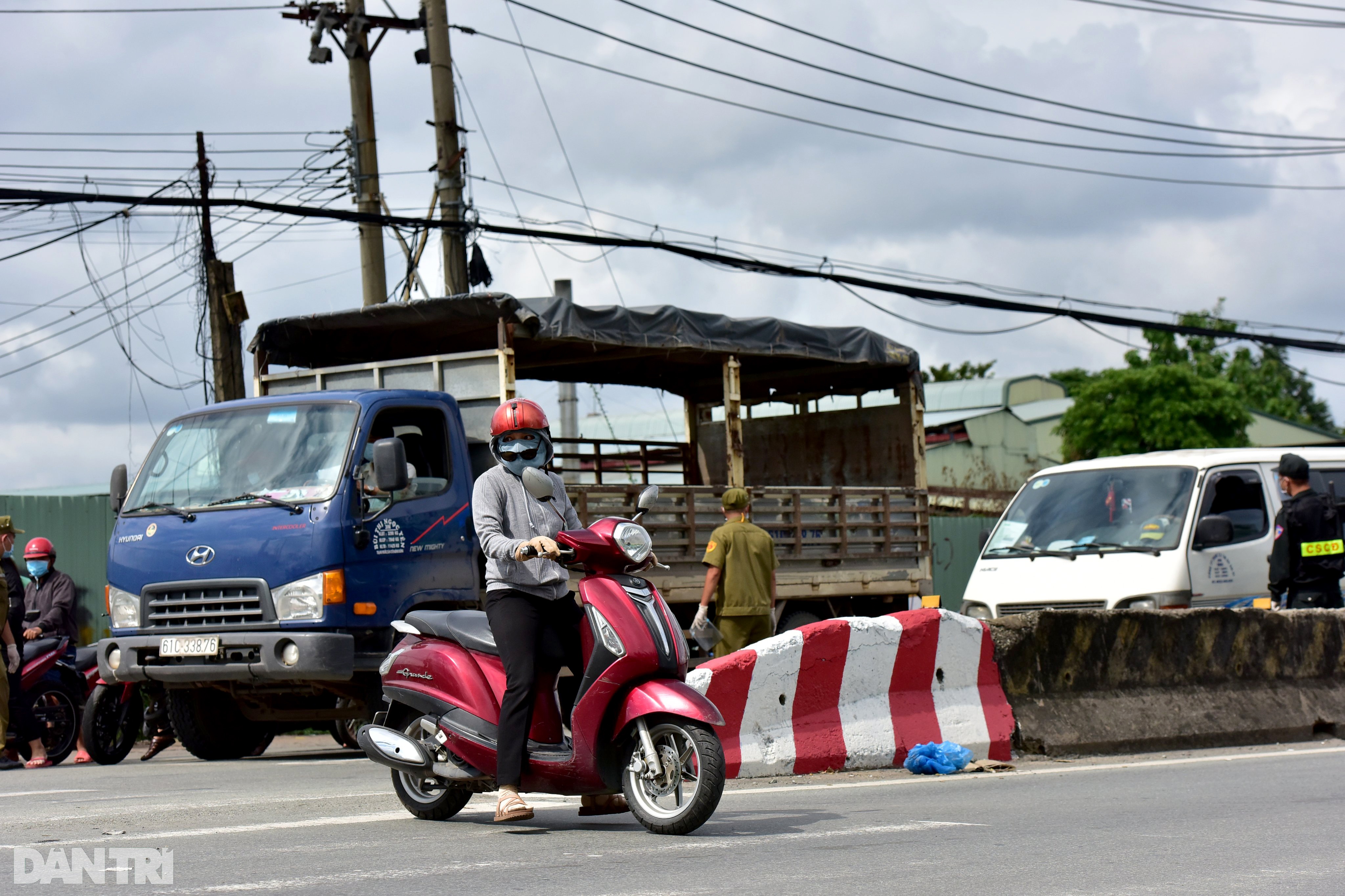 TPHCM: Kẹt xe nhiều kilomet ở cửa ngõ phía Đông ngày đầu giãn cách xã hội - 11 TPHCM: Kẹt xe nhiều kilomet ở cửa ngõ phía Đông ngày đầu giãn cách xã hội - 11