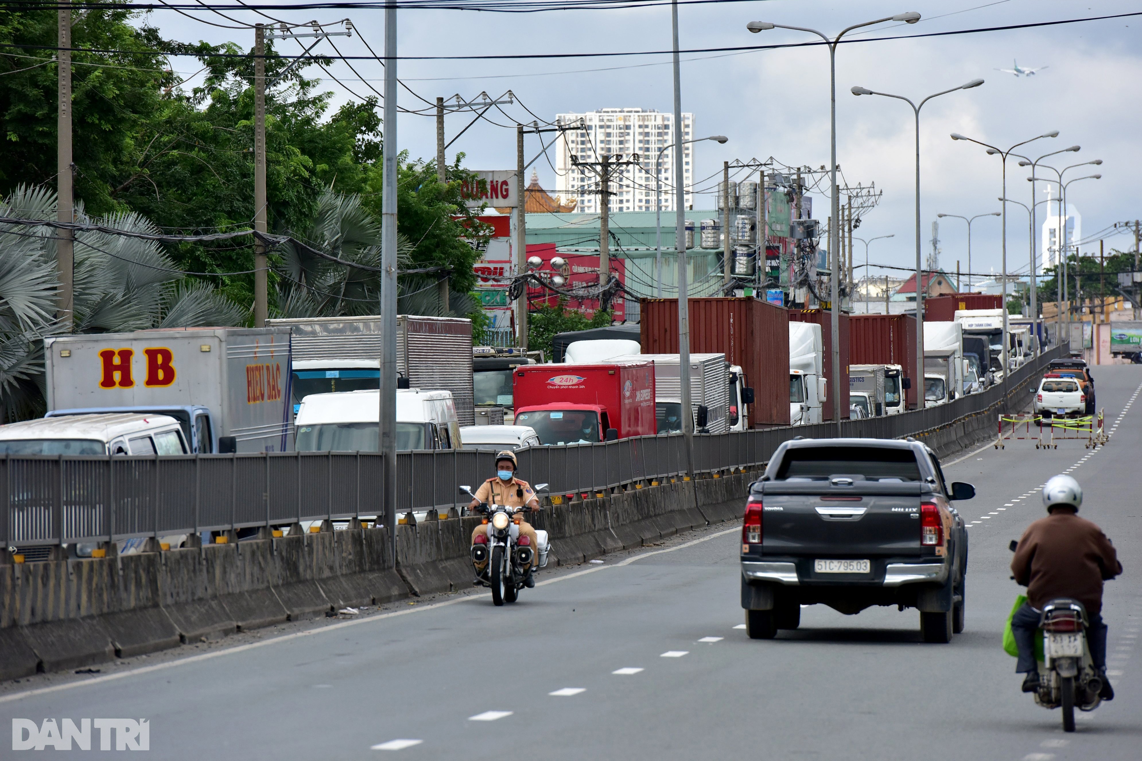 TPHCM: Kẹt xe nhiều kilomet ở cửa ngõ phía Đông ngày đầu giãn cách xã hội - 2