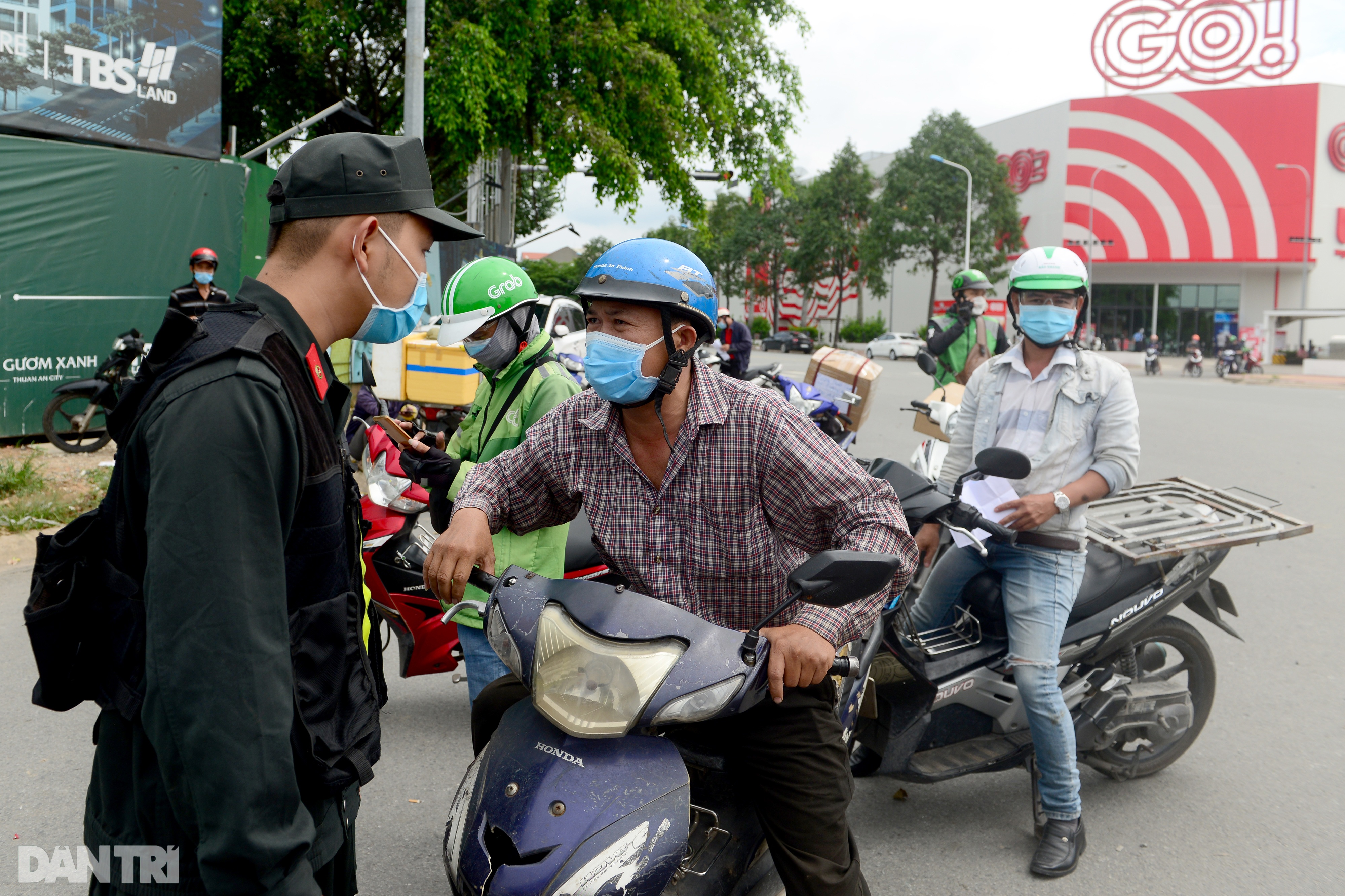 TPHCM: Kẹt xe nhiều kilomet ở cửa ngõ phía Đông ngày đầu giãn cách xã hội - 14