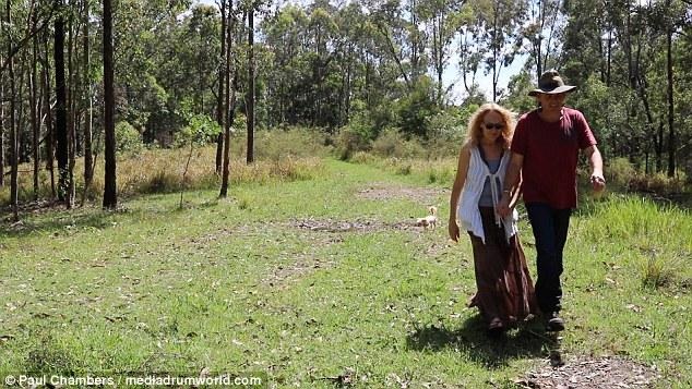 Cặp đôi làm nhà từ container, sống không mất tiền điện, nước mỗi tháng - 2