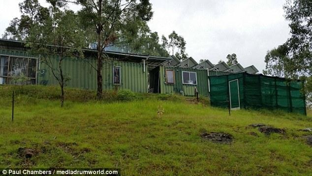 Cặp đôi làm nhà từ container, sống không mất tiền điện, nước mỗi tháng - 3