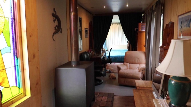 Cặp đôi làm nhà từ container, sống không mất tiền điện, nước mỗi tháng - 4