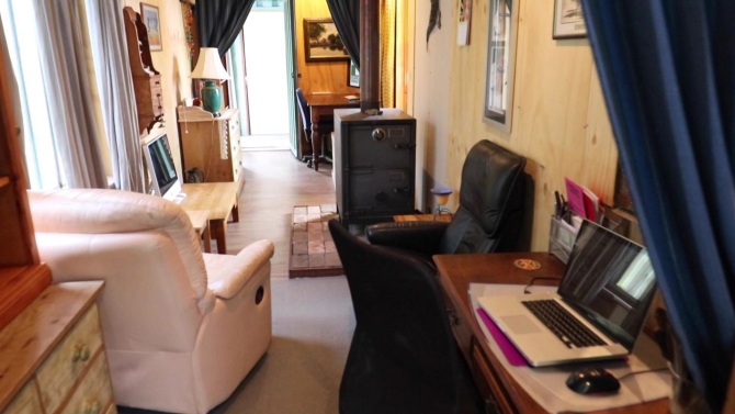 Cặp đôi làm nhà từ container, sống không mất tiền điện, nước mỗi tháng - 5