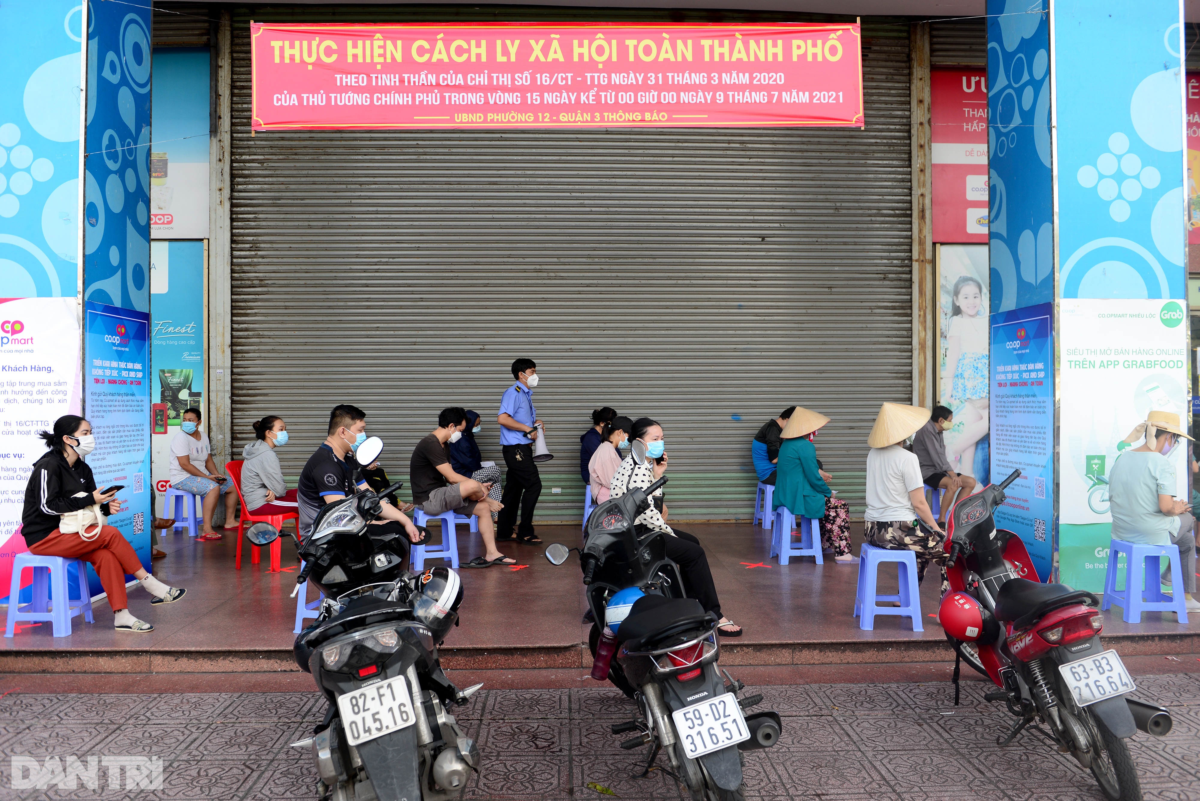Siêu thị đầu tiên ở TPHCM phát phiếu đi chợ chẵn lẻ, dân mua hàng thế nào? - 1 Siêu thị đầu tiên ở TPHCM phát phiếu đi chợ chẵn lẻ, dân mua hàng thế nào? - 1