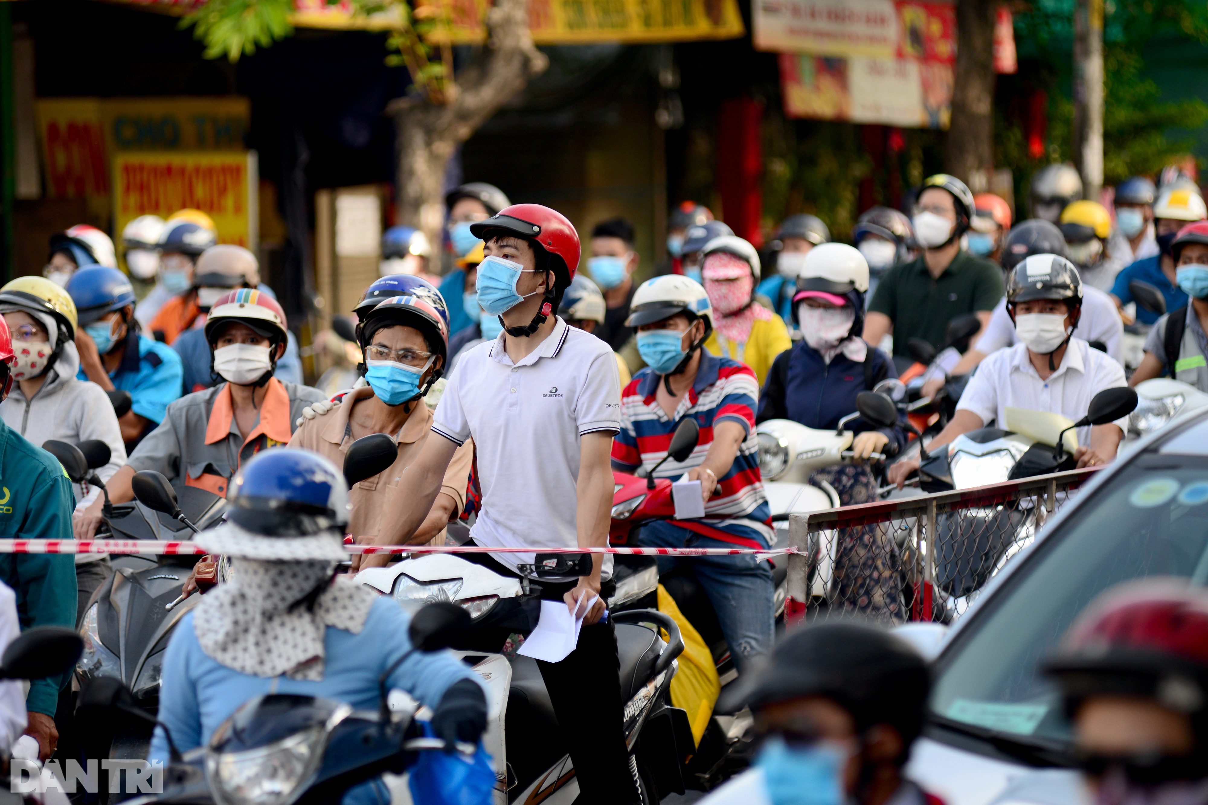 Biển người chờ qua chốt kiểm dịch ở Sài Gòn, lực lượng chức năng gặp khó - 9 Biển người chờ qua chốt kiểm dịch ở Sài Gòn, lực lượng chức năng gặp khó - 9