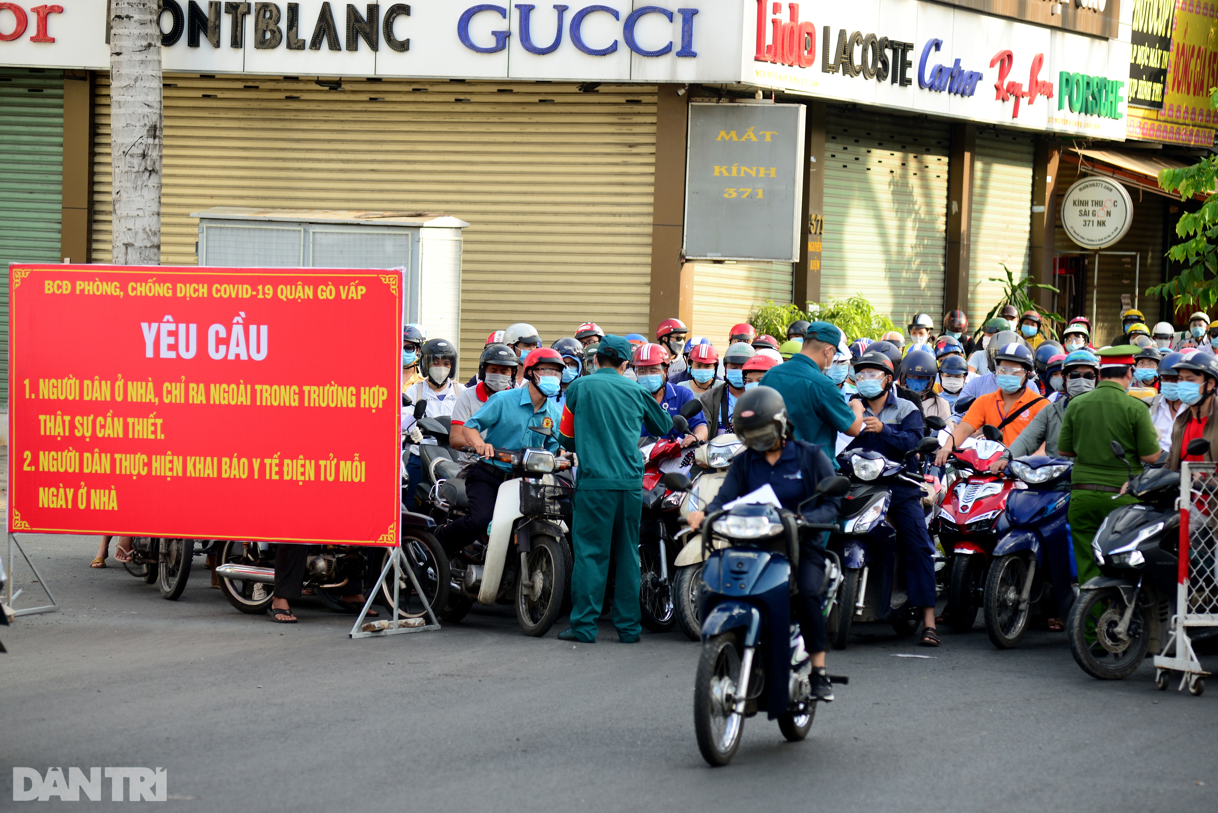 Biển người chờ qua chốt kiểm dịch ở Sài Gòn, lực lượng chức năng gặp khó - 1