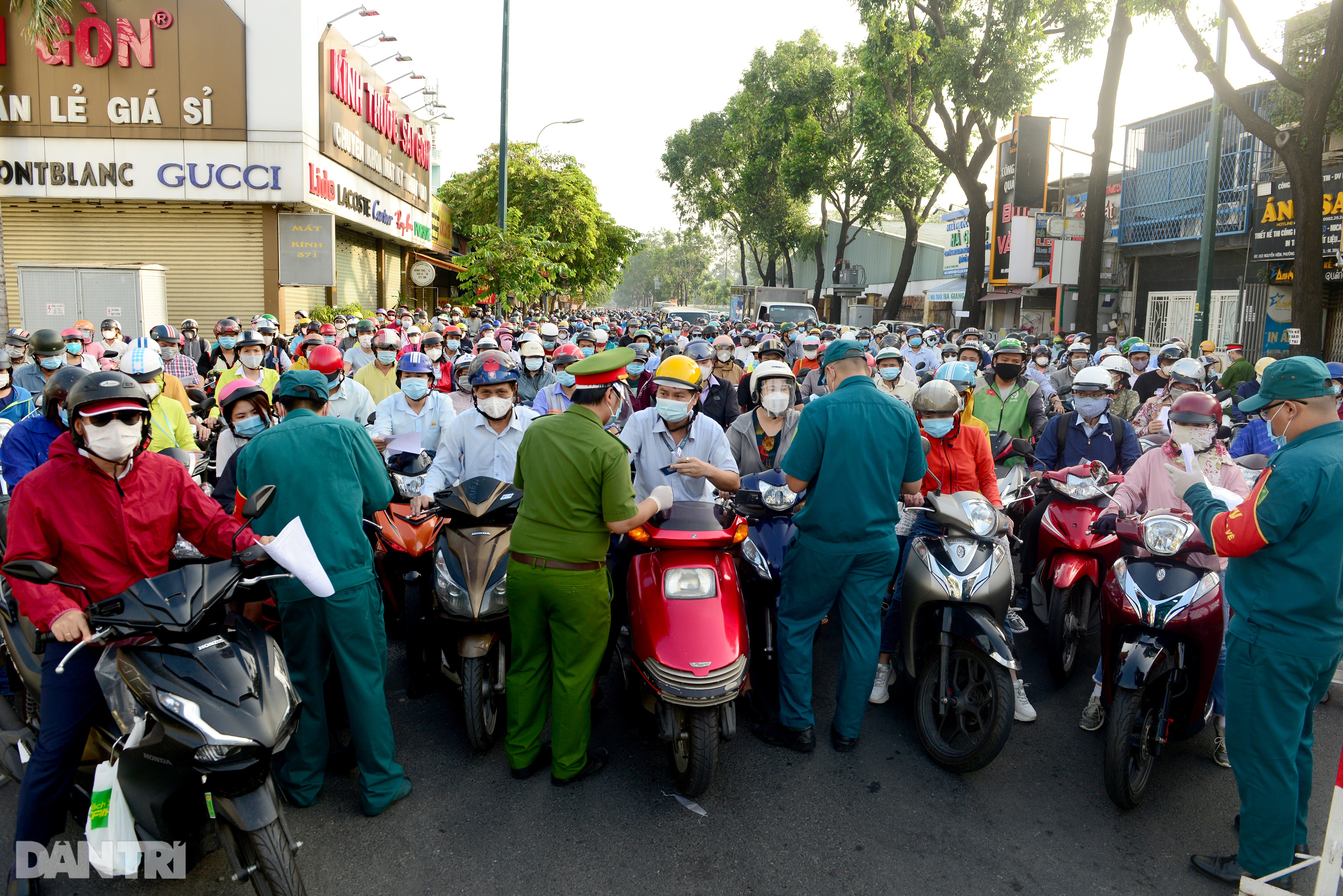 Biển người chờ qua chốt kiểm dịch ở Sài Gòn, lực lượng chức năng gặp khó - 2