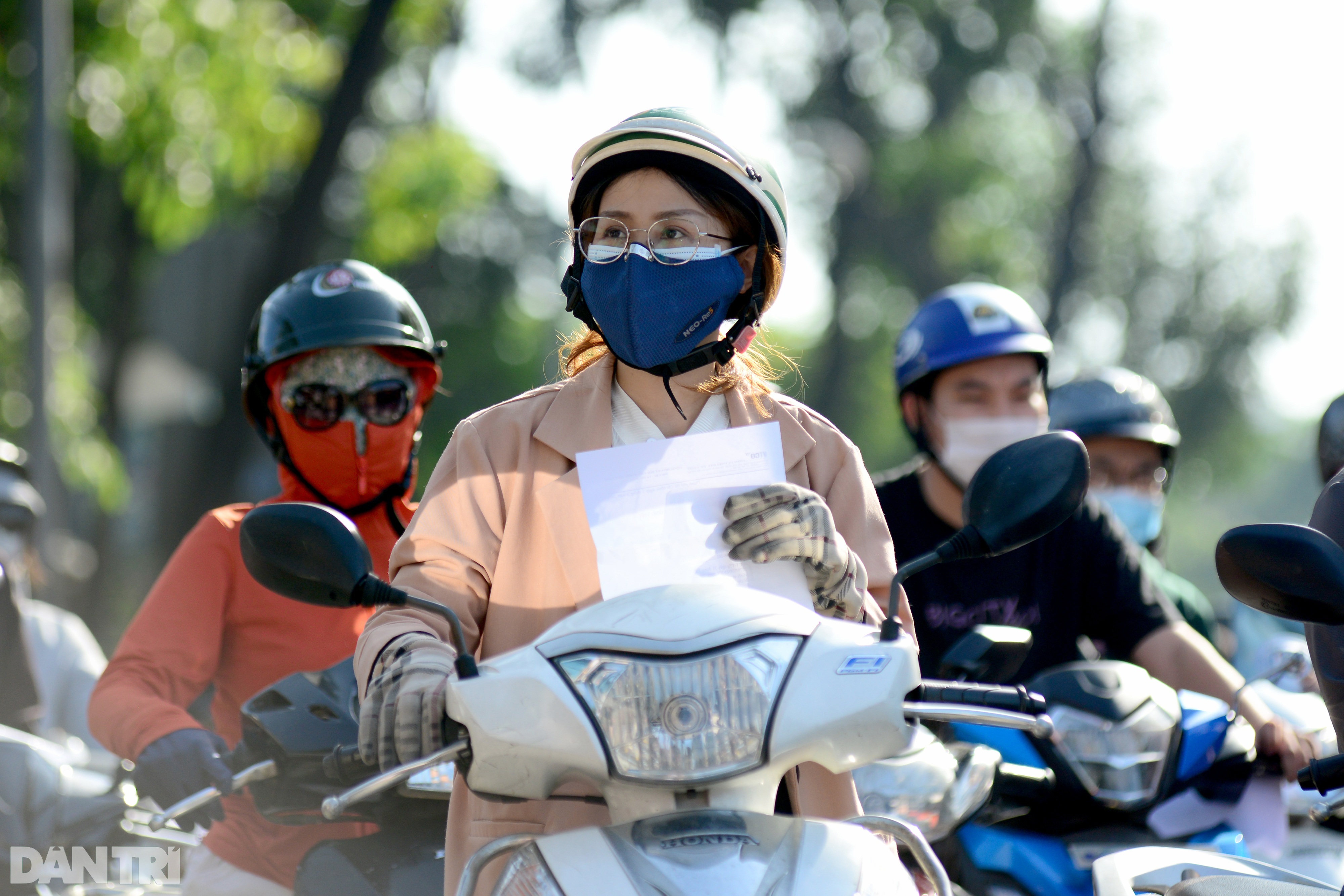 Biển người chờ qua chốt kiểm dịch ở Sài Gòn, lực lượng chức năng gặp khó - 14 Biển người chờ qua chốt kiểm dịch ở Sài Gòn, lực lượng chức năng gặp khó - 14