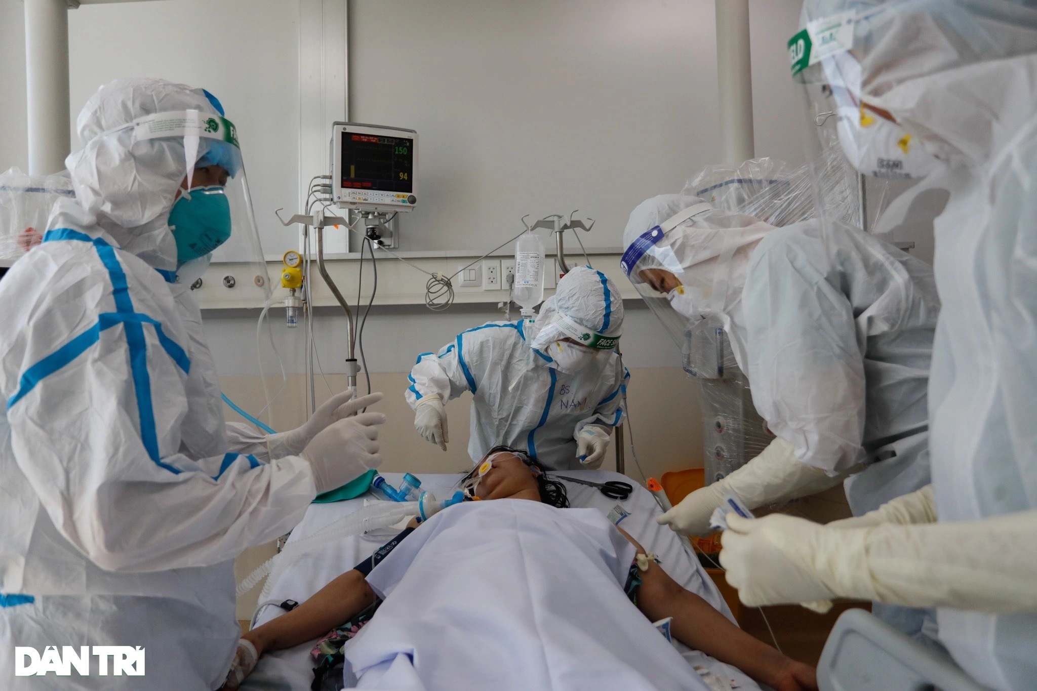 Trận chiến giành giật mạng sống trong Bệnh viện Hồi sức Covid-19 ở TPHCM - 3
