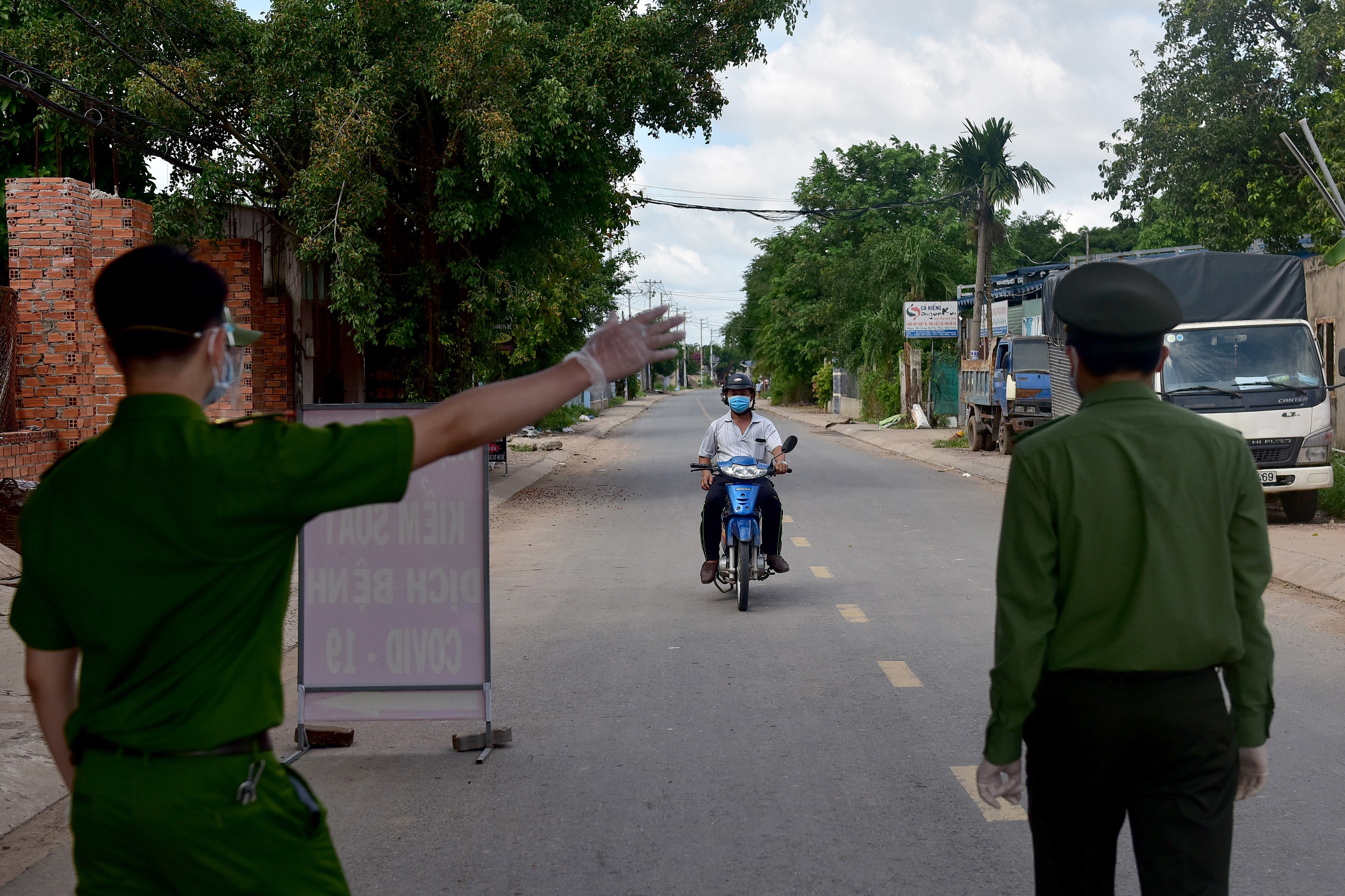 Bị test nhanh trên đường đi mua gạo, một người TPHCM dương tính SAR-CoV-2 - 3 Bị test nhanh trên đường đi mua gạo, một người TPHCM dương tính SAR-CoV-2 - 3