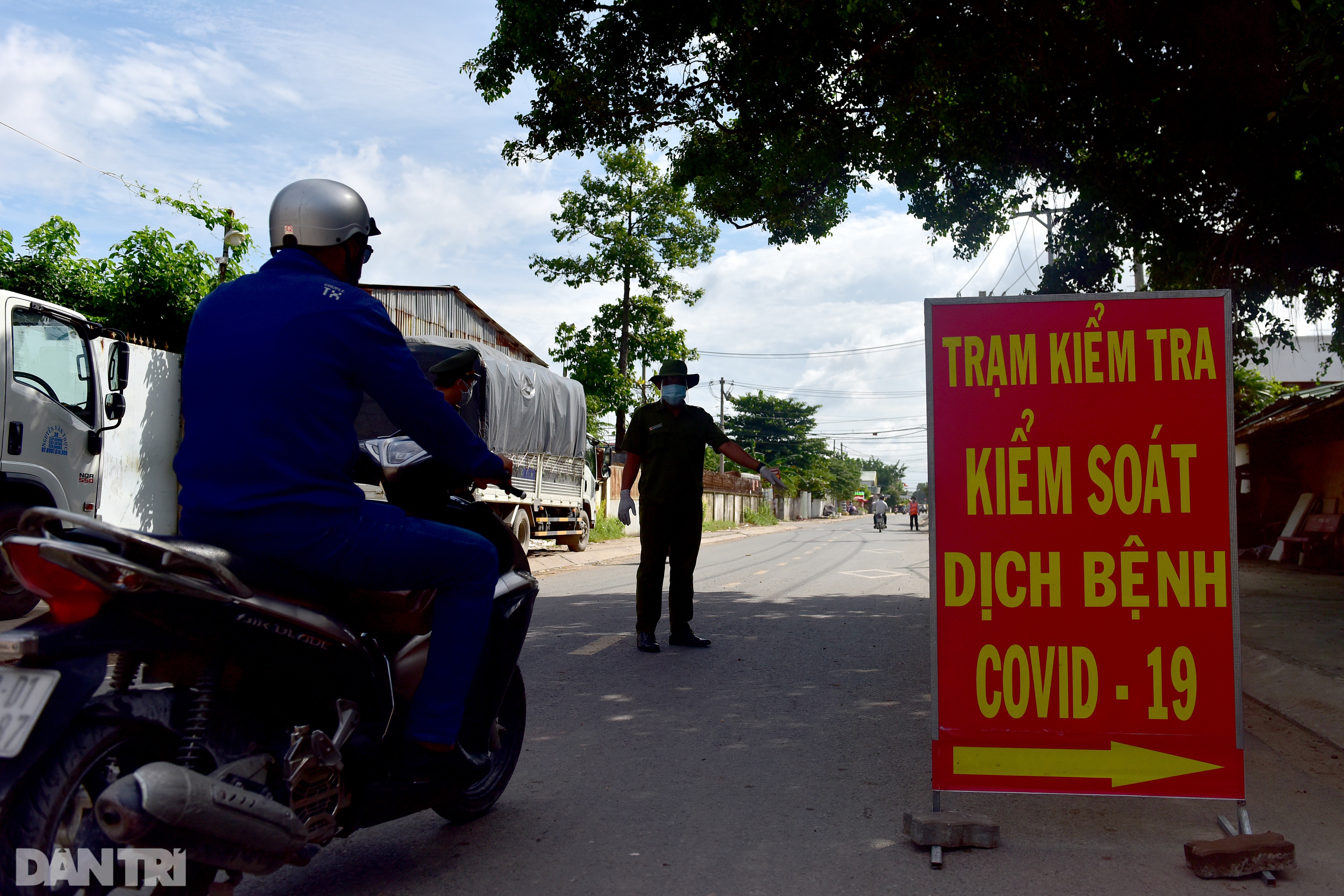 Bị test nhanh trên đường đi mua gạo, một người TPHCM dương tính SAR-CoV-2 - 1 Bị test nhanh trên đường đi mua gạo, một người TPHCM dương tính SAR-CoV-2 - 1