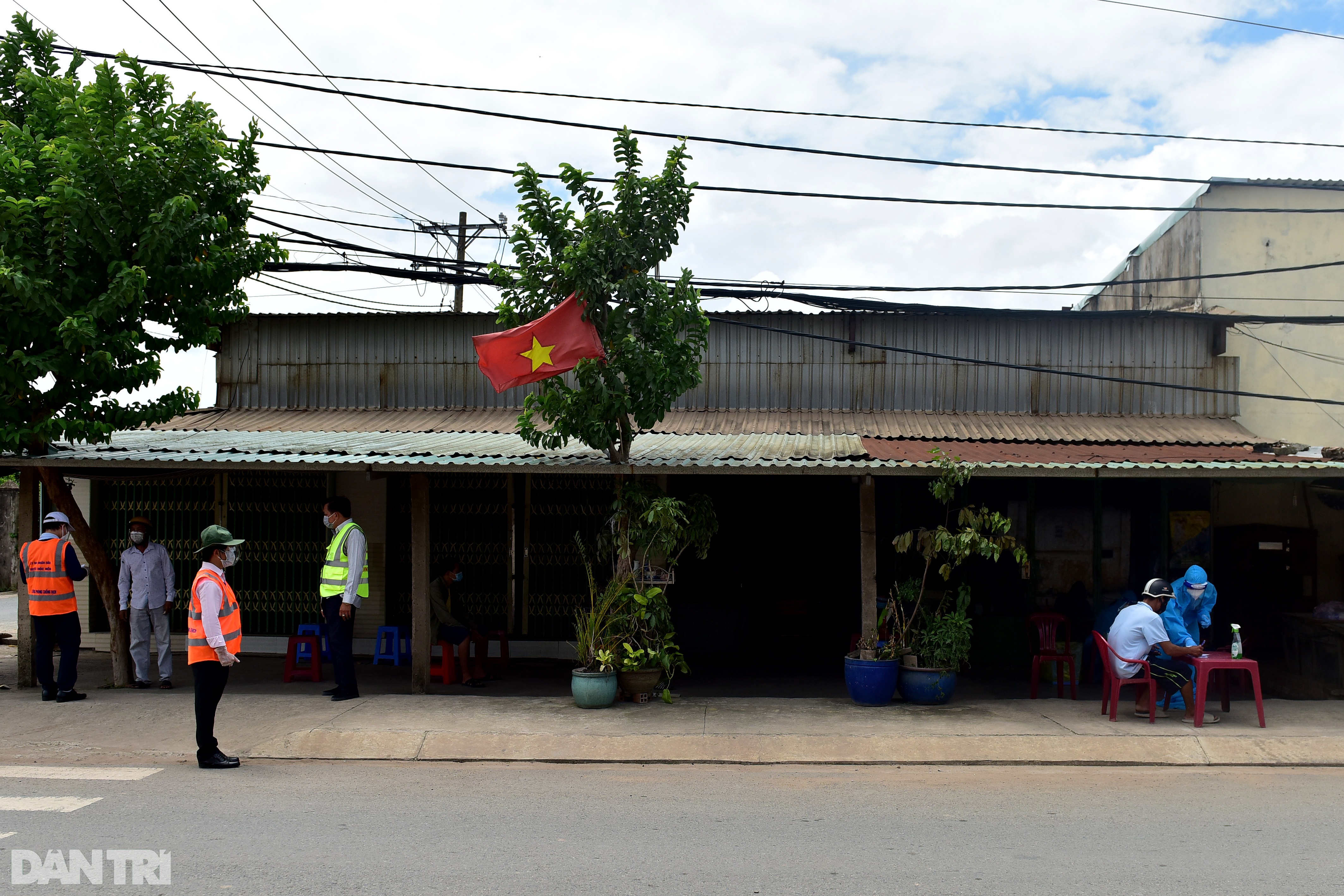 Bị test nhanh trên đường đi mua gạo, một người TPHCM dương tính SAR-CoV-2 - 2 Bị test nhanh trên đường đi mua gạo, một người TPHCM dương tính SAR-CoV-2 - 2