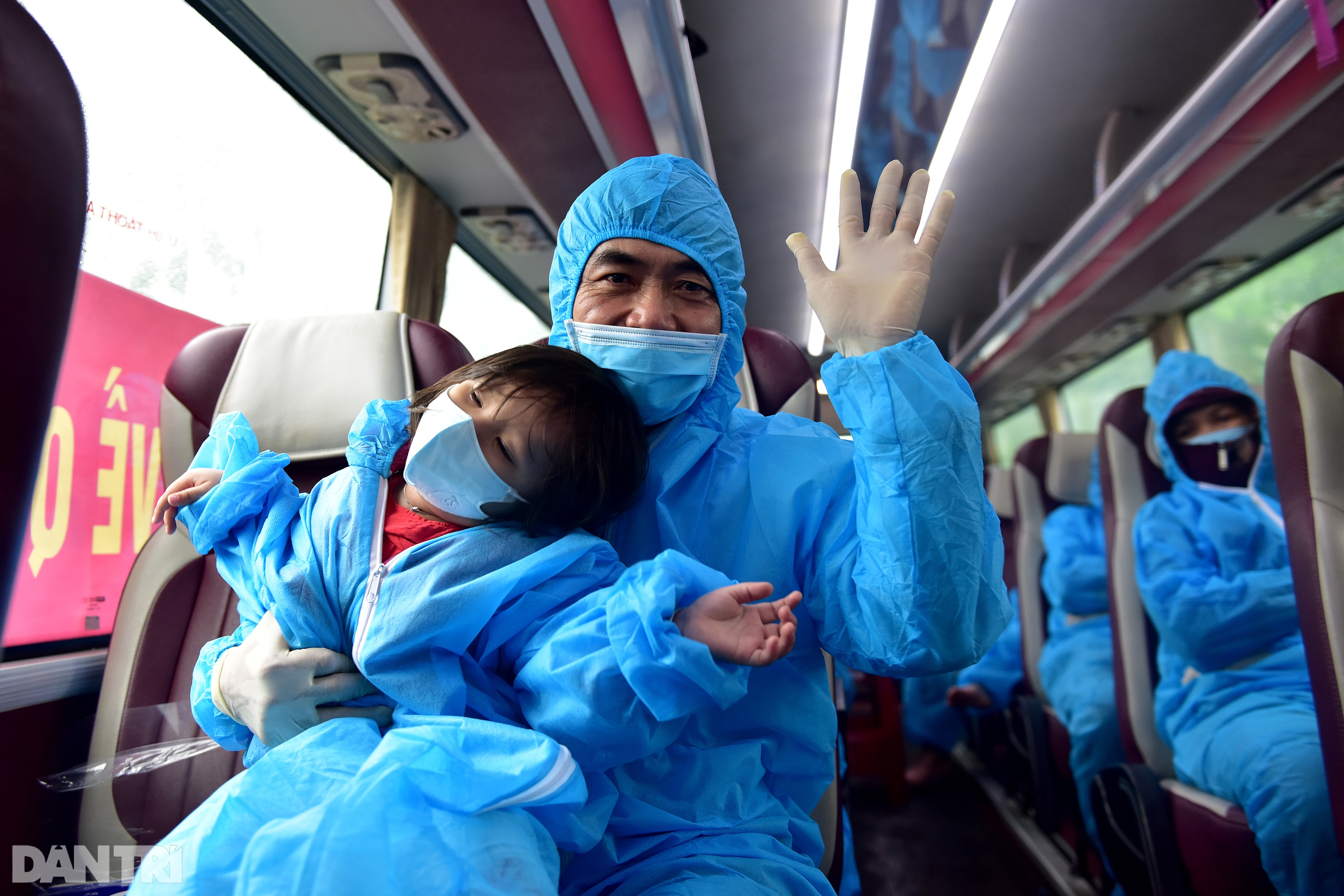 500 công dân Quảng Nam lên xe khách rời tâm dịch TPHCM trở về quê nhà - 7