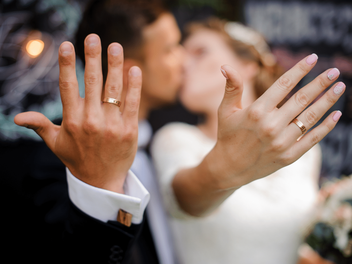 Ngón tay đeo nhẫn cưới - một trong những khoảnh khắc đầy cảm xúc và ý nghĩa nhất trong cuộc đời bạn. Bức ảnh này sẽ giúp bạn cảm nhận được tình yêu và sự trân trọng của đôi uyên ương đối với nhau. Hãy cùng chiêm ngưỡng chiếc nhẫn và tìm hiểu câu chuyện tình yêu đằng sau nó.
