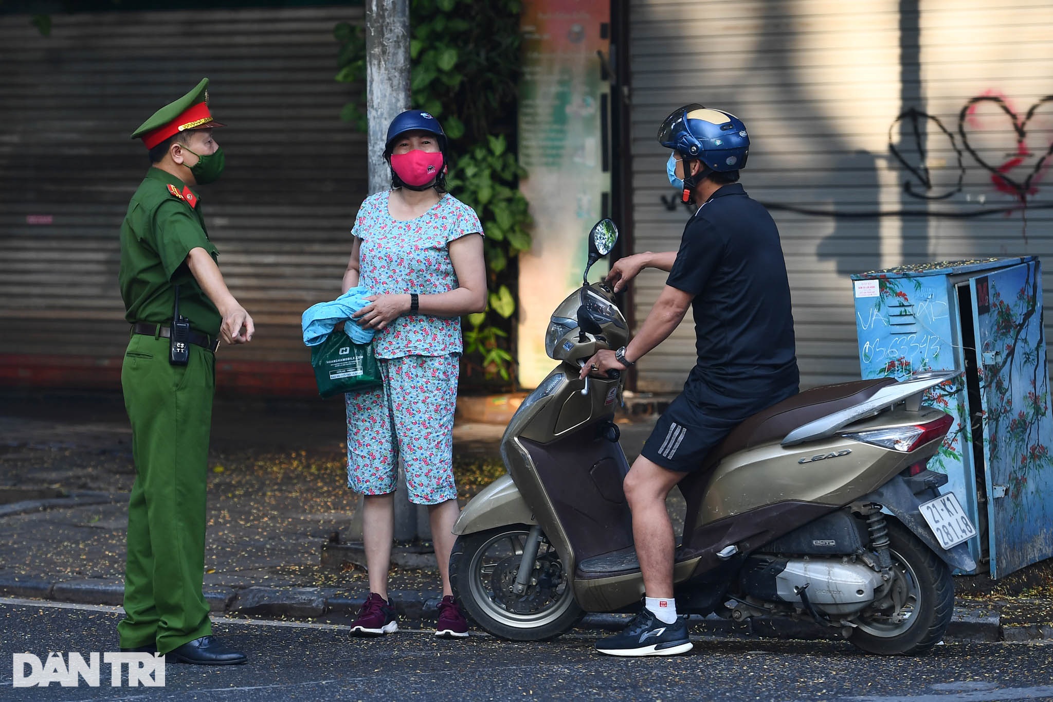 Hà Nội ngày đầu thực hiện Chỉ thị 16: Đường phố vắng, chợ dân sinh đông đúc - 5 Hà Nội ngày đầu thực hiện Chỉ thị 16: Đường phố vắng, chợ dân sinh đông đúc - 5
