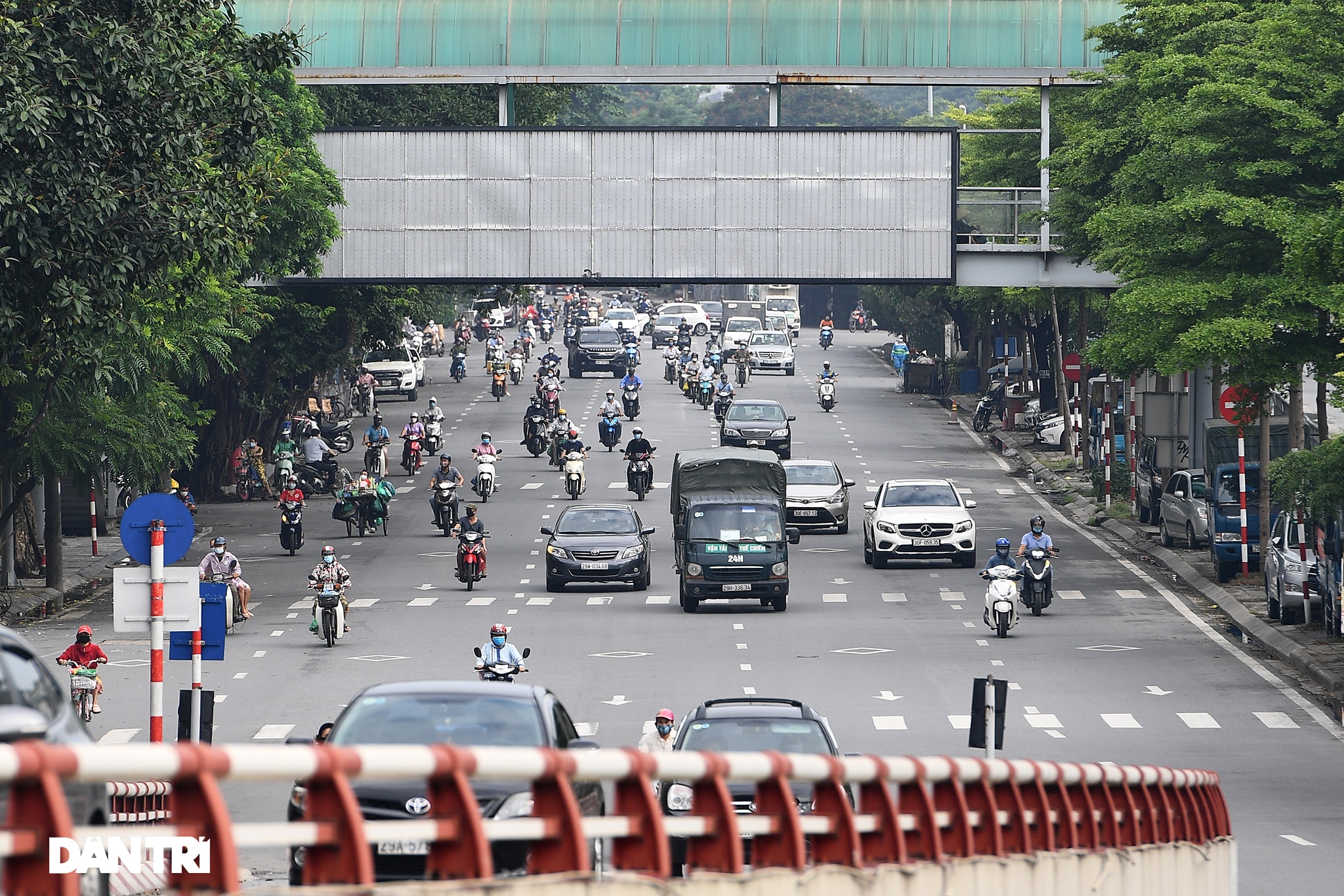 Hà Nội ngày đầu thực hiện Chỉ thị 16: Đường phố vắng, chợ dân sinh đông đúc - 18 Hà Nội ngày đầu thực hiện Chỉ thị 16: Đường phố vắng, chợ dân sinh đông đúc - 18