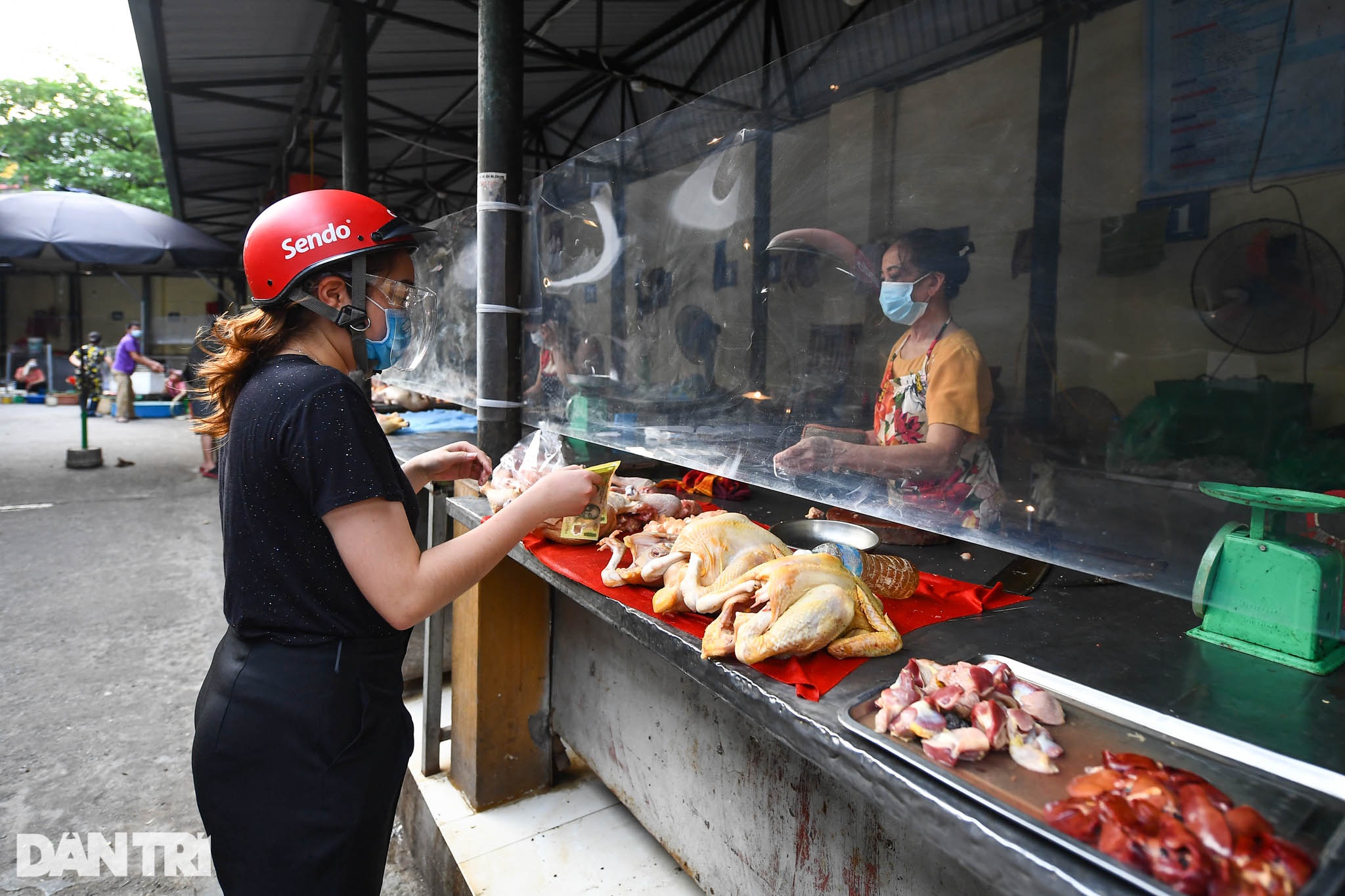 Độc đáo những phương pháp phòng dịch tại các chợ dân sinh Hà Nội - 9