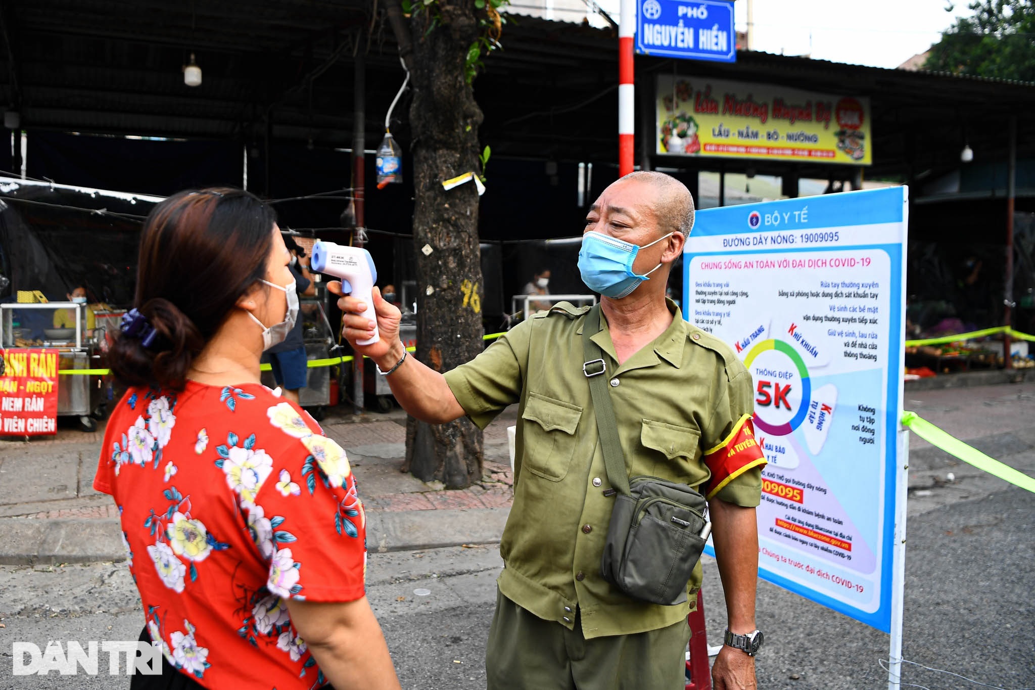 Độc đáo những phương pháp phòng dịch tại các chợ dân sinh Hà Nội - 2