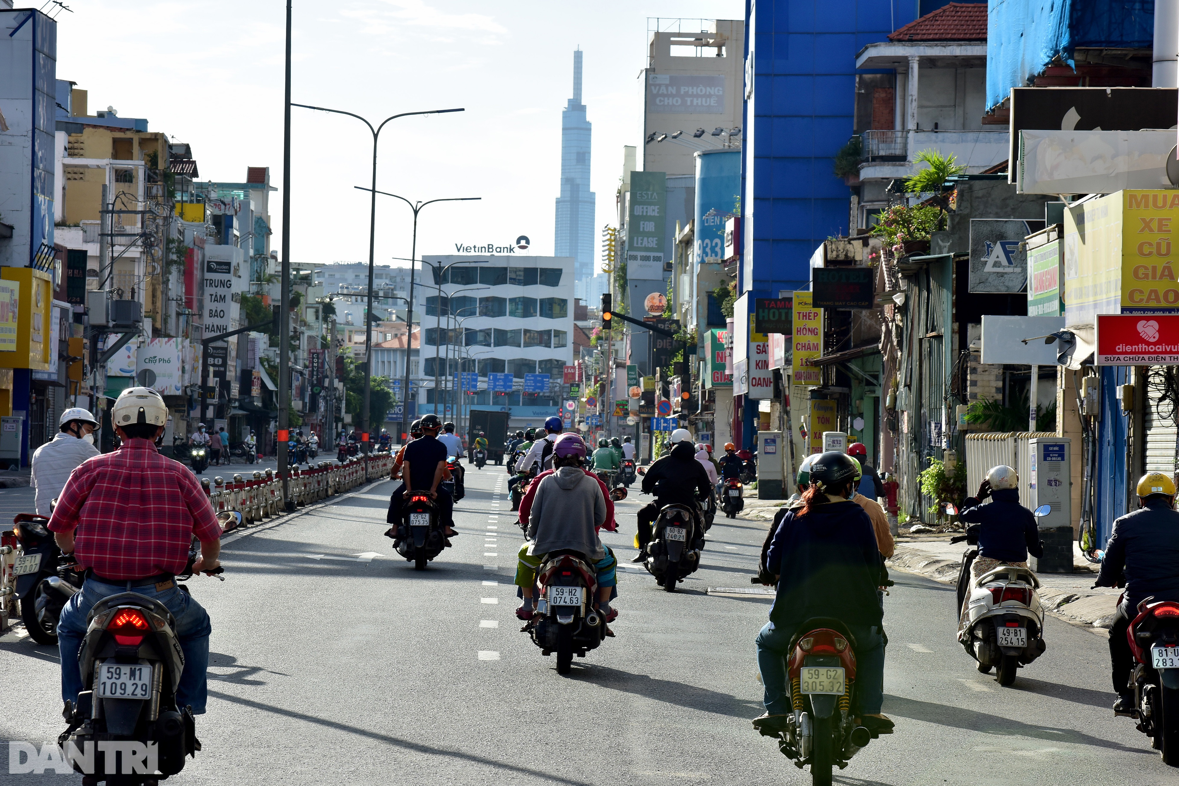 Đường phố Sài Gòn ùn ùn xe cộ, nhiều người bị xử phạt ra ngoài không lý do - 1