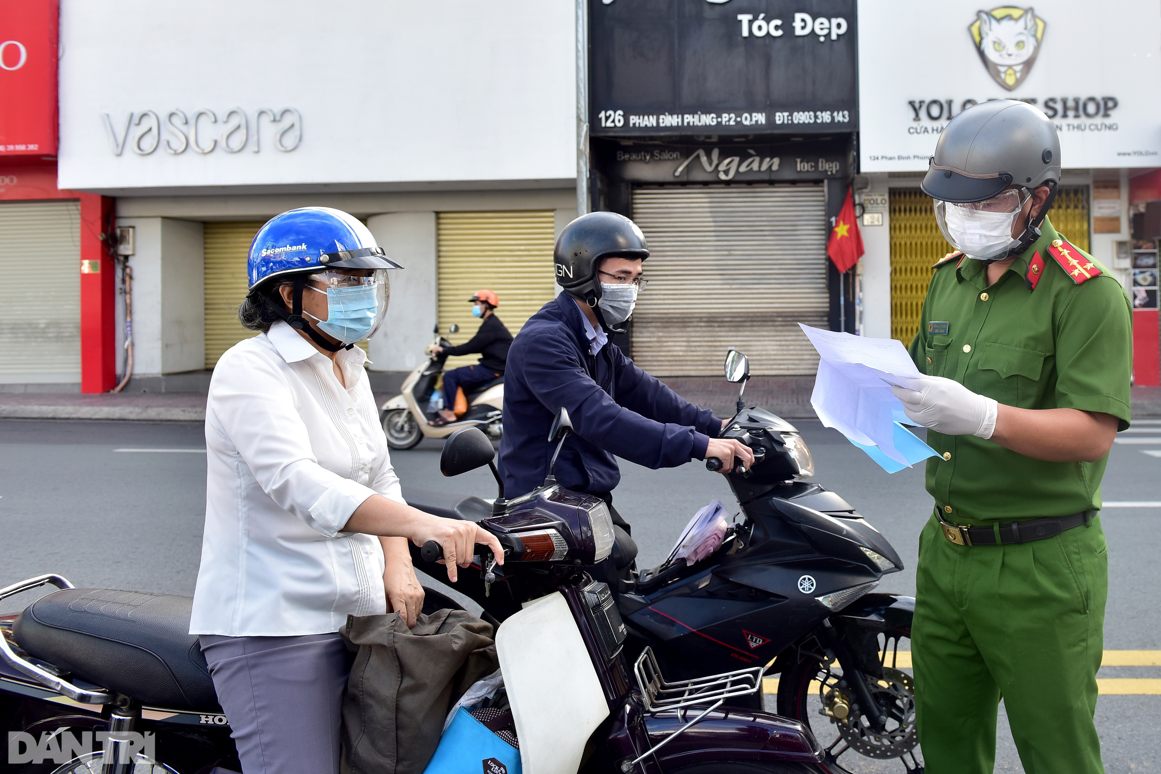Đường phố Sài Gòn ùn ùn xe cộ, nhiều người bị xử phạt ra ngoài không lý do - 6