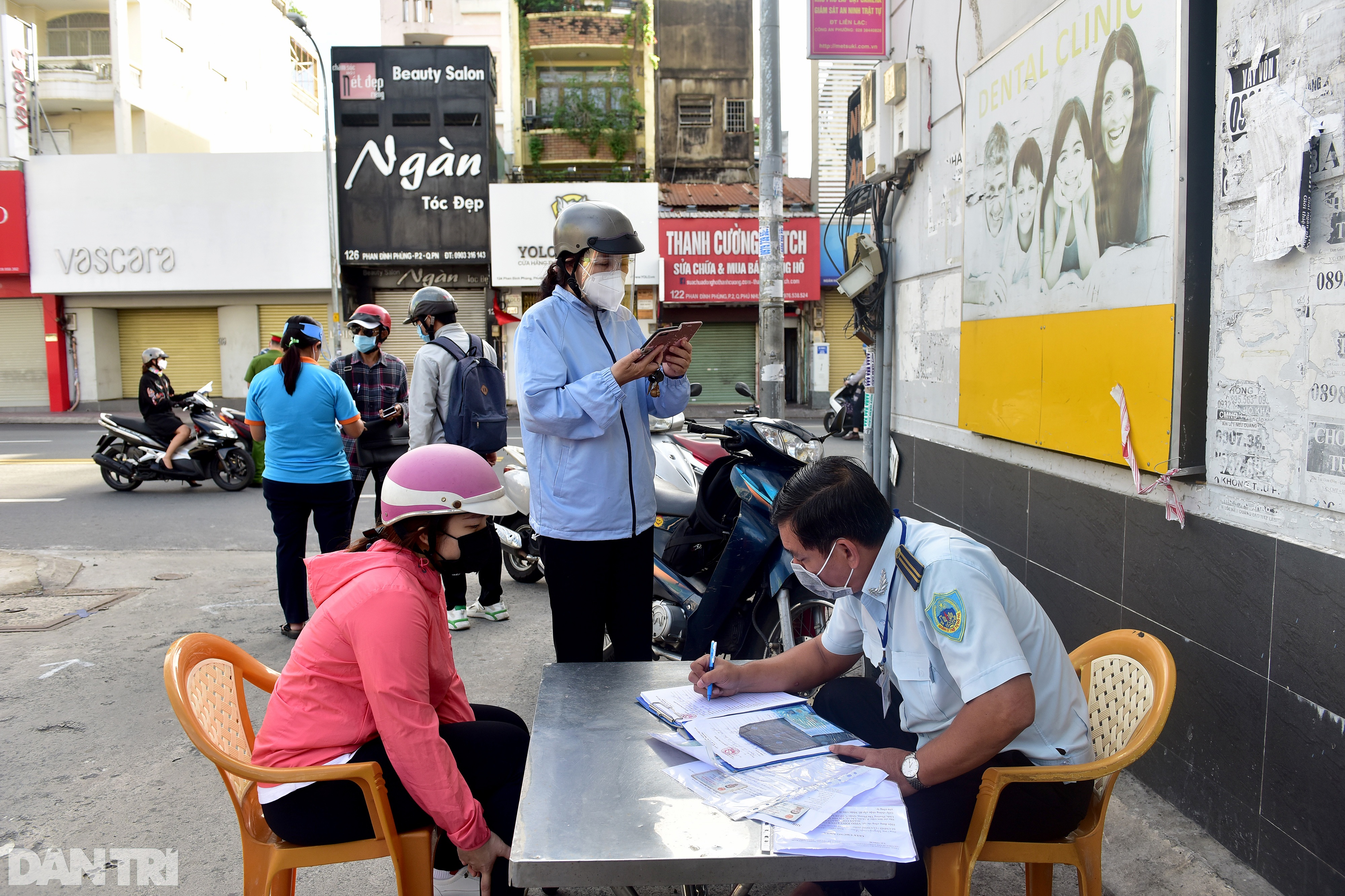 Đường phố Sài Gòn ùn ùn xe cộ, nhiều người bị xử phạt ra ngoài không lý do - 8