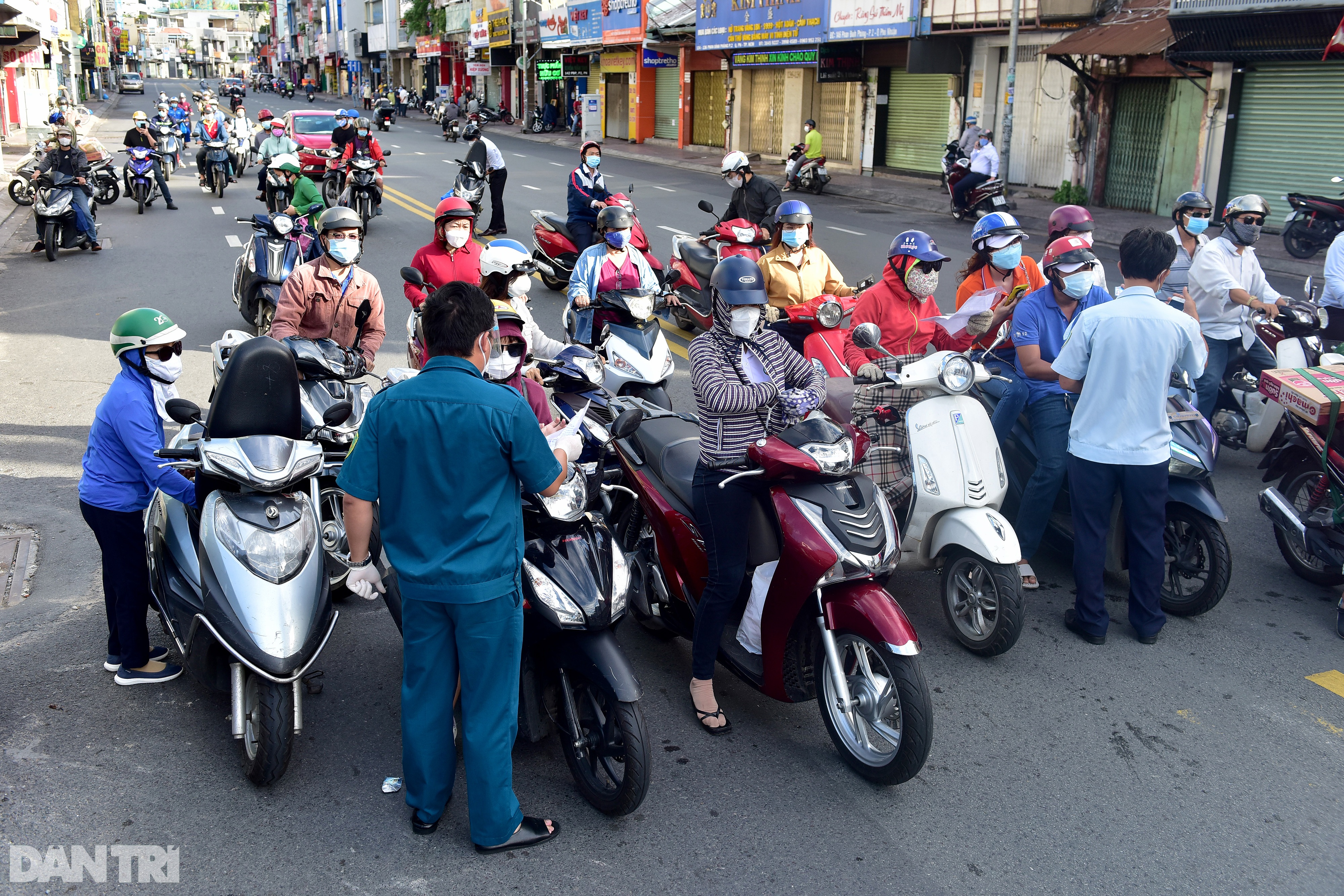Đường phố Sài Gòn ùn ùn xe cộ, nhiều người bị xử phạt ra ngoài không lý do - 5