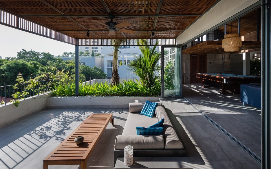 hhousevoduykimarchitectshochiminhcityvietnamdezeen93618 1627288172036 - Nh&agrave; rộng gần 200m2 c&oacute; đủ cả hồ bơi, ao c&aacute;, vườn c&acirc;y ở TPHCM