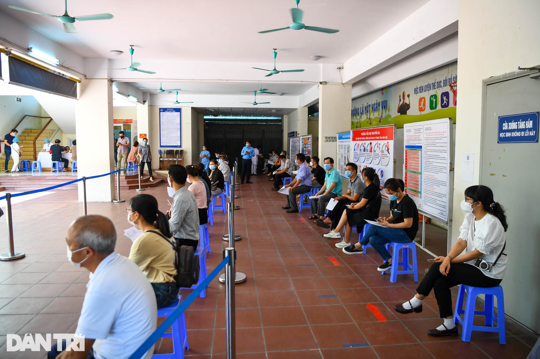 100 công dân đầu tiên ở Hà Nội được tiêm vắc xin theo đăng ký hộ gia đình - 4