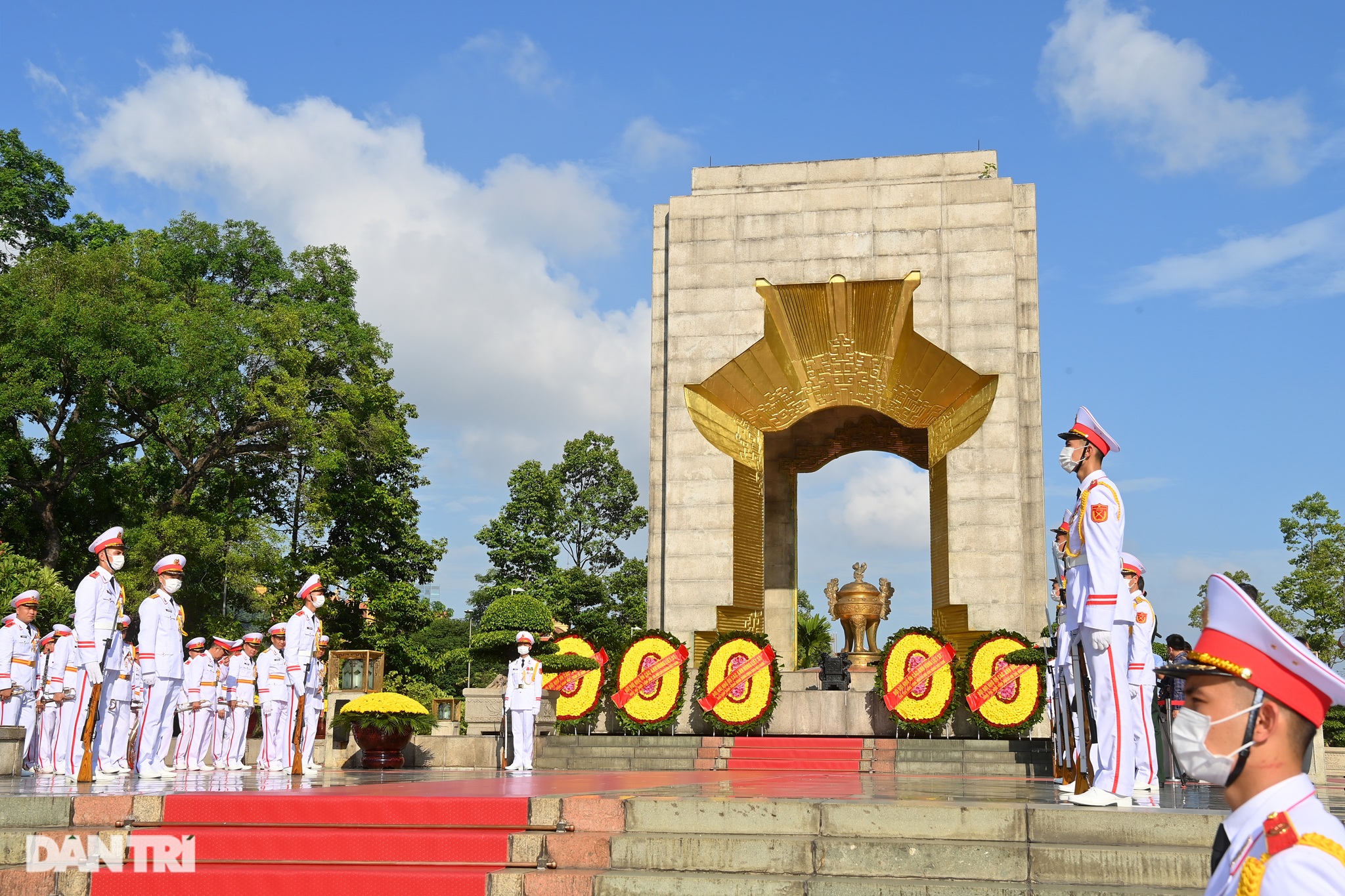 View - Lãnh đạo Đảng, Nhà nước đặt vòng hoa, tưởng niệm các Anh hùng liệt sĩ | Báo Dân trí