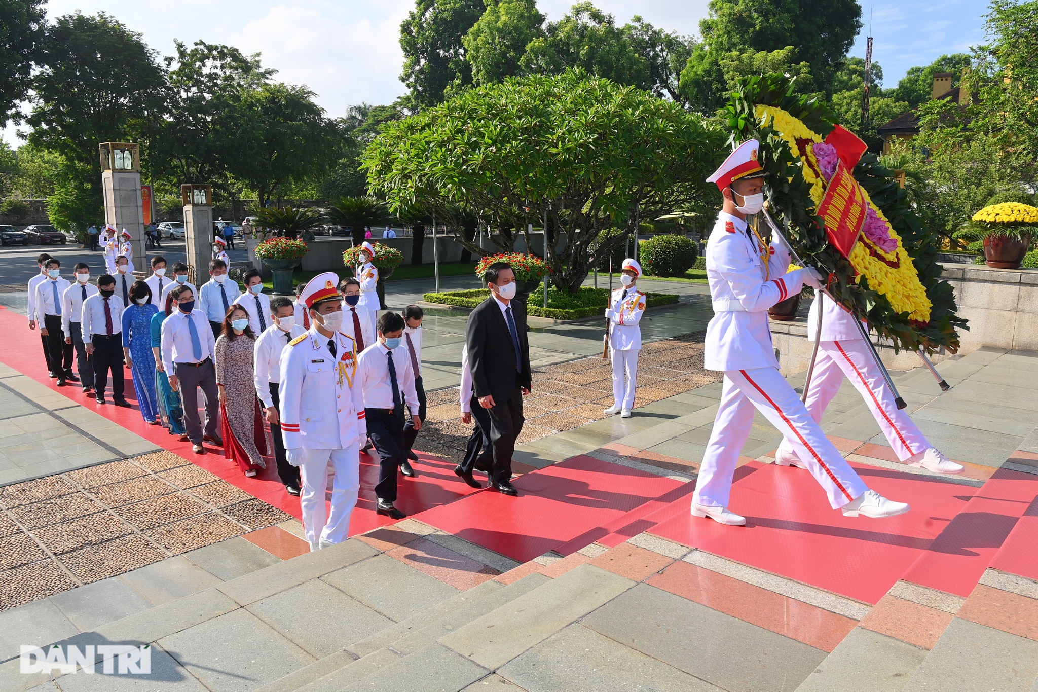 View - Lãnh đạo Đảng, Nhà nước đặt vòng hoa, tưởng niệm các Anh hùng liệt sĩ | Báo Dân trí