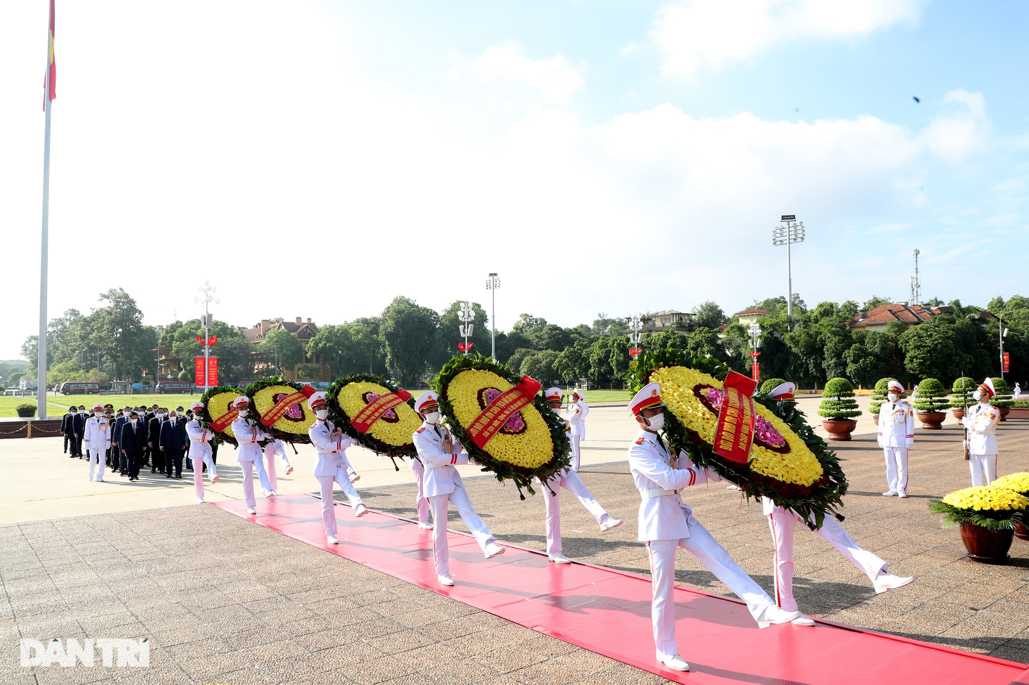 View - Lãnh đạo Đảng, Nhà nước đặt vòng hoa, tưởng niệm các Anh hùng liệt sĩ | Báo Dân trí