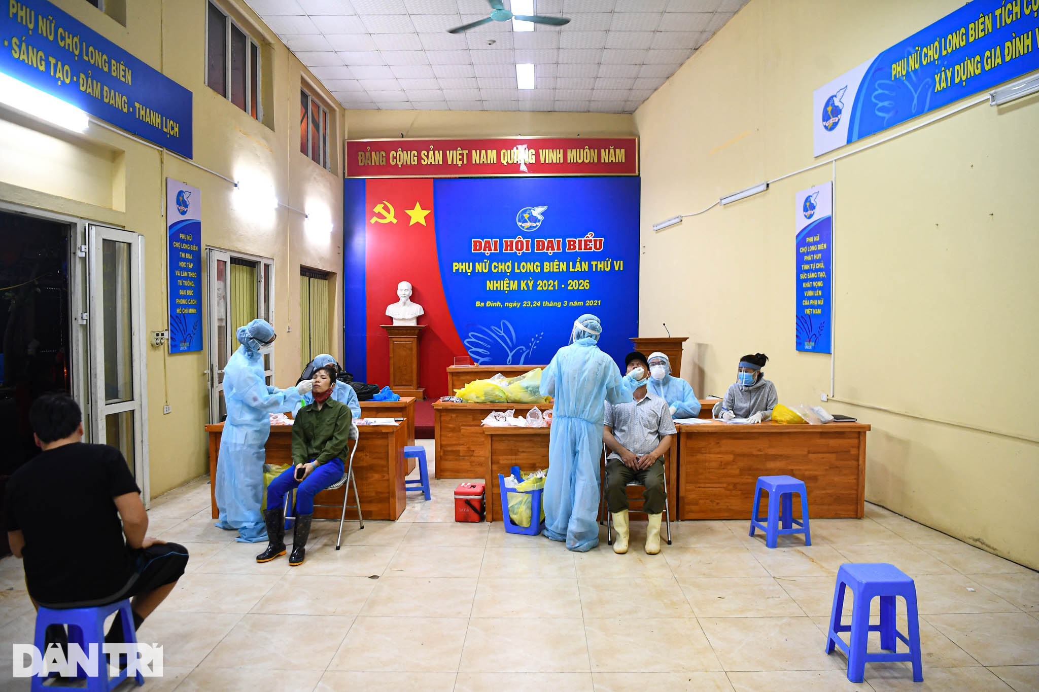 Lấy mẫu xét nghiệm giữa đêm 260 cán bộ, tiểu thương chợ Long Biên - 3 Lấy mẫu xét nghiệm giữa đêm 260 cán bộ, tiểu thương chợ Long Biên - 3